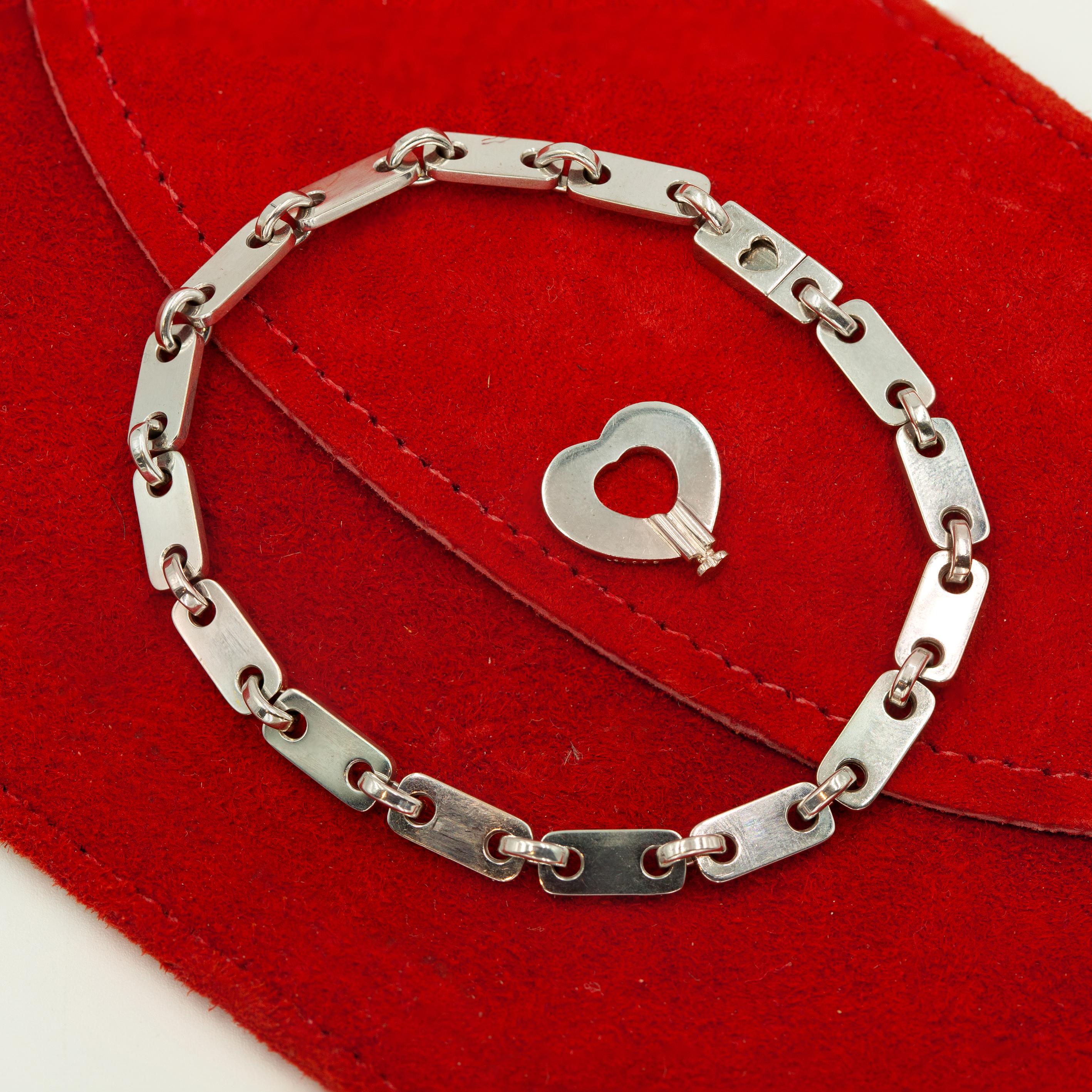 Cartier, bracelet à maillons en or blanc 18 carats avec clé en forme de cœur, 1997 Bon état - En vente à New York, NY