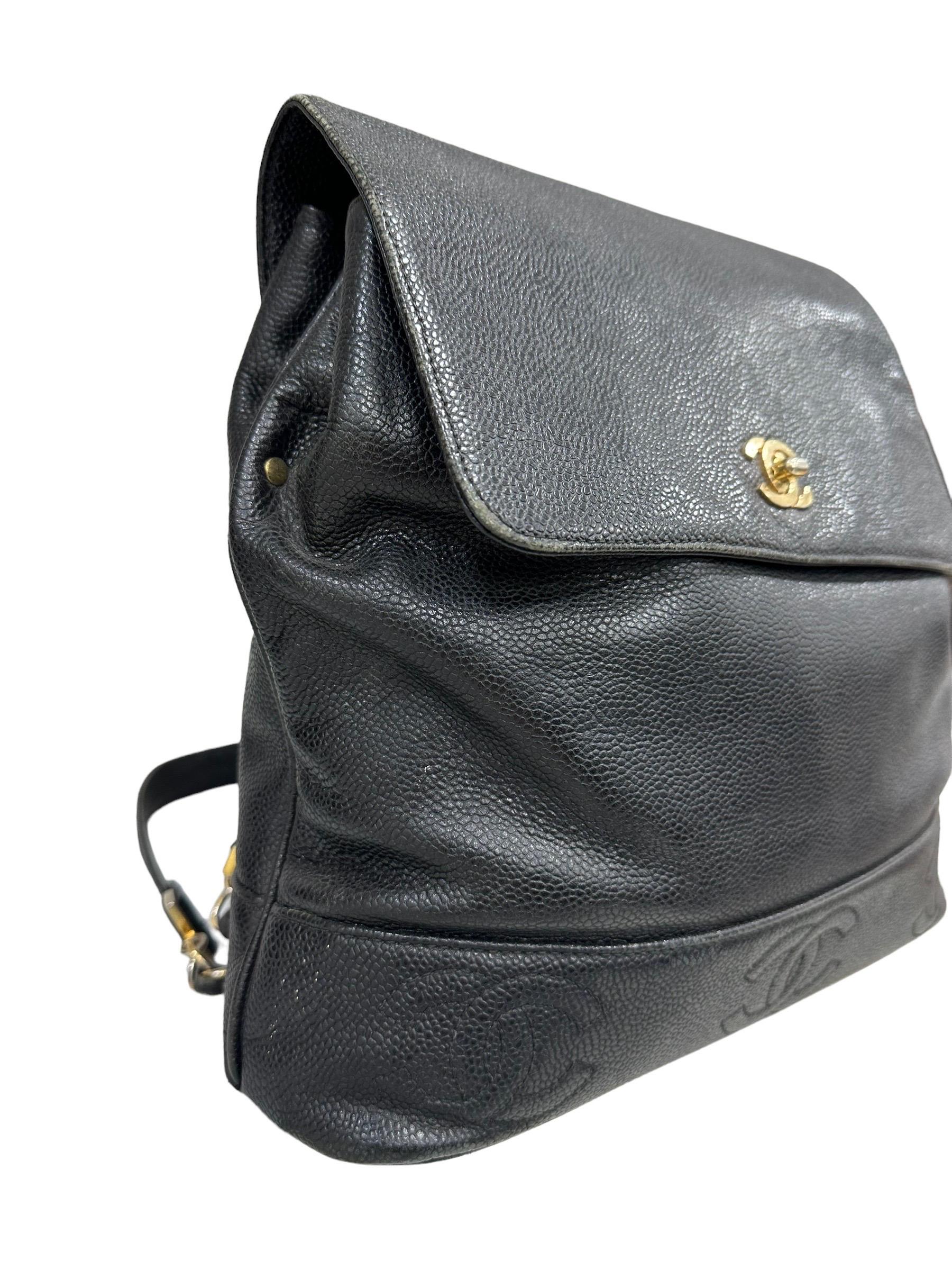 Vintage backpack signed Chanel, vinatege model, made of black grained leather with golden hardware. Equipped with a flap with twist lock closure with CC logo. Internally lined in black canvas, quite roomy. Equipped with two leather and chain