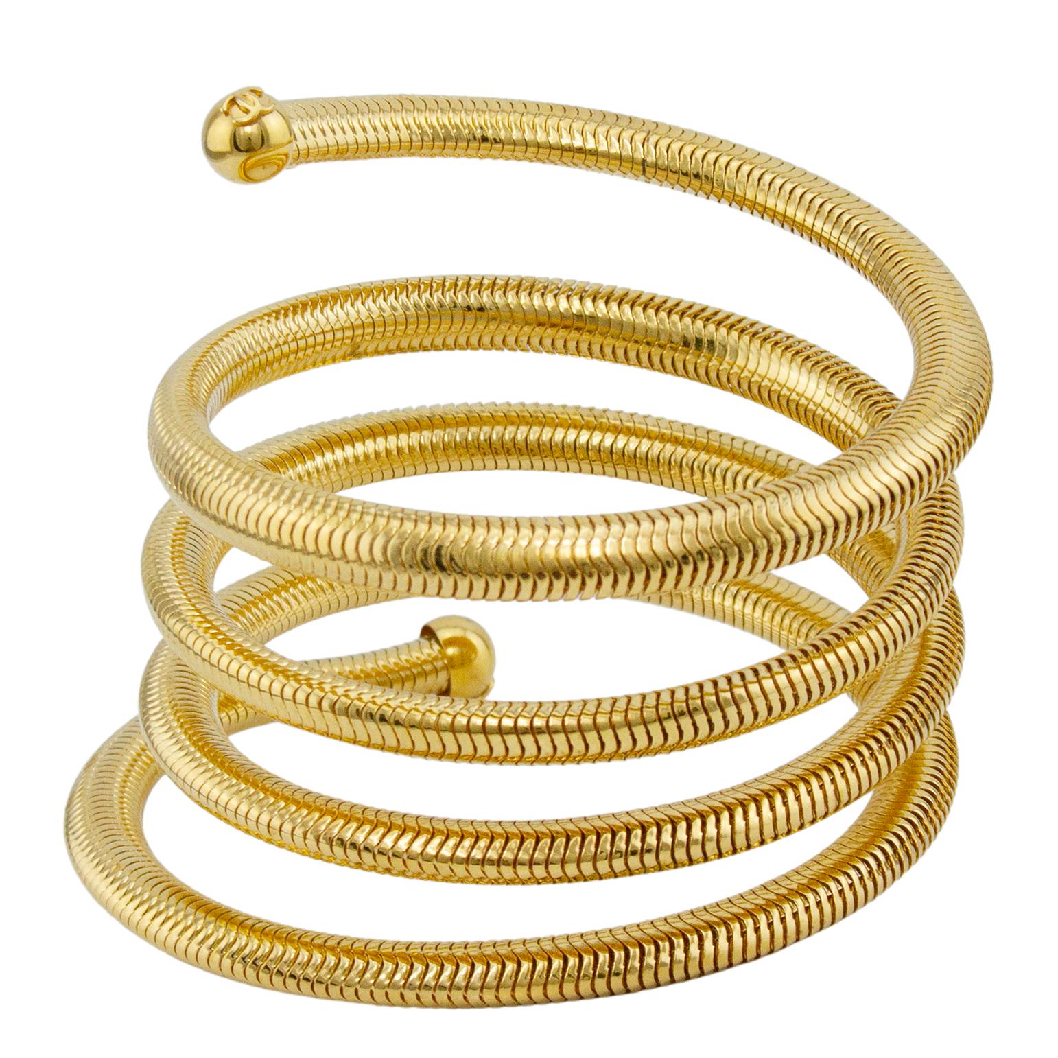 Bracciale a serpente Chanel in metallo dorato a spirale della leggendaria collezione del 1997. Da indossare a metà braccio o, se va bene, sopra il gomito. In ottime condizioni, con il logo CC sulle estremità lisce. Taglia unica. Scatola originale. 