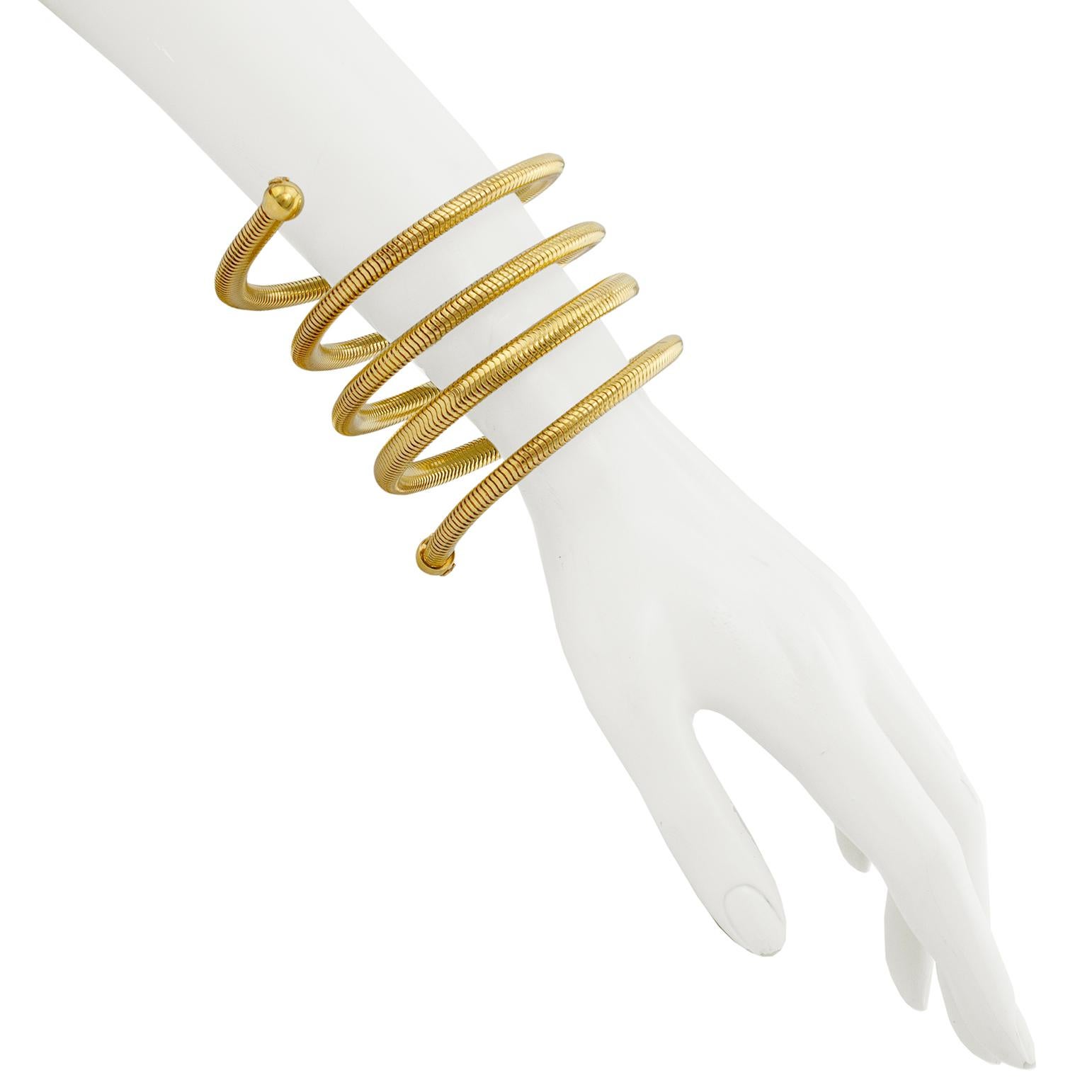 1997 Bracciale Chanel a spirale in metallo dorato In condizioni buone in vendita a Toronto, Ontario