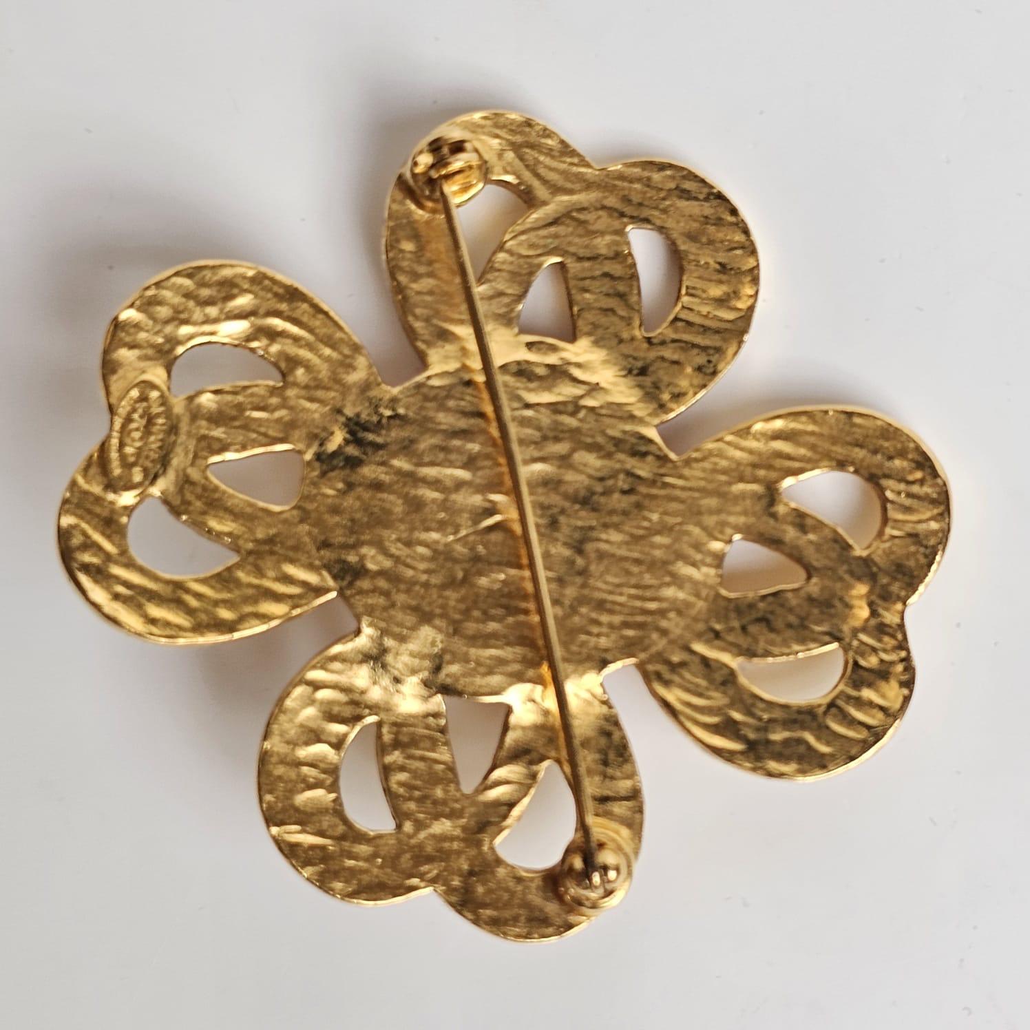 Broche classique vintage en or avec détail central en émail corail. Très belle pièce. Taille autour de 6 cm. Livré en l'état.