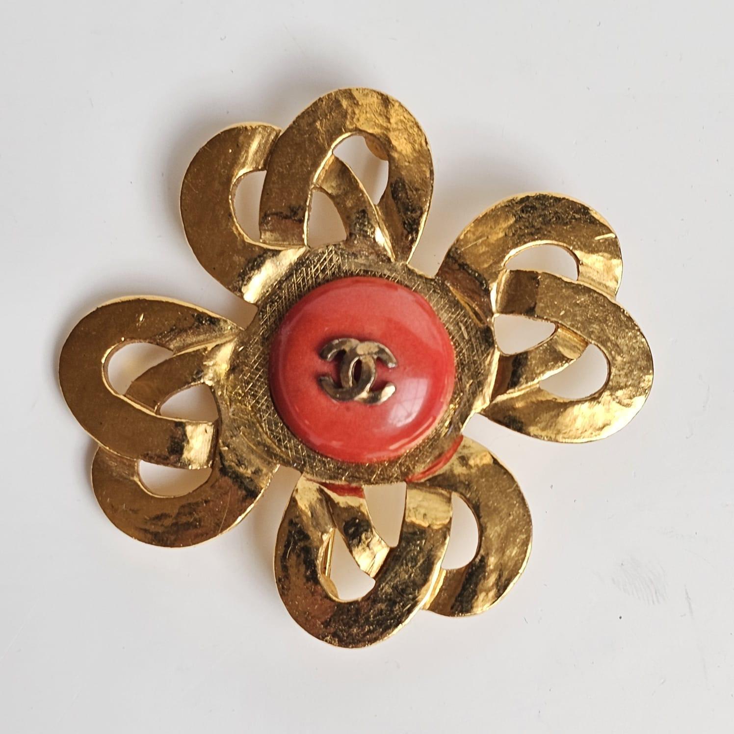 1997 Chanel Coral Enamel Gold Hammered Clover Brooch (Broche trèfle en corail et émail) Unisexe en vente