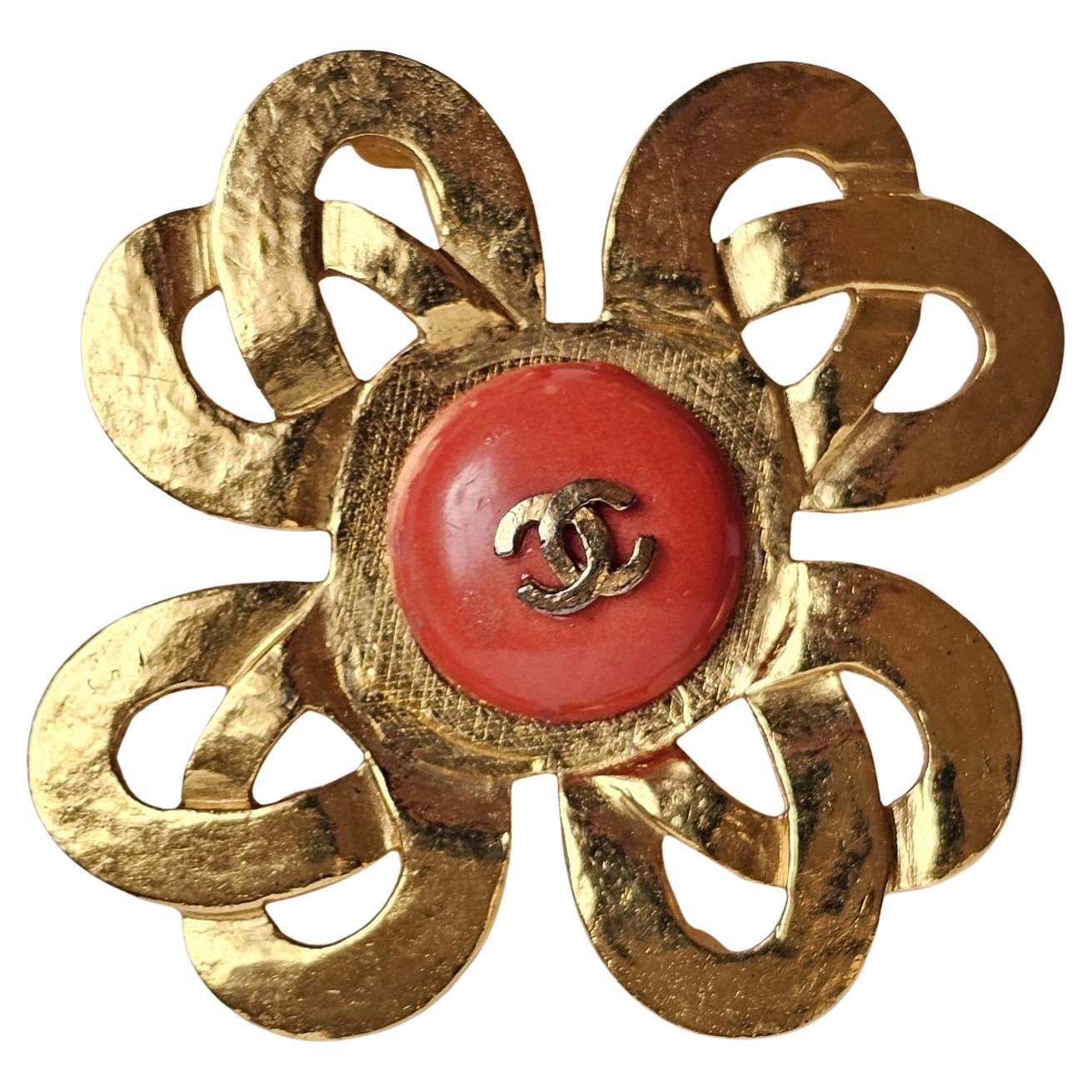 1997 Chanel Koralle Emaille Gold gehämmerte Kleeblattbrosche