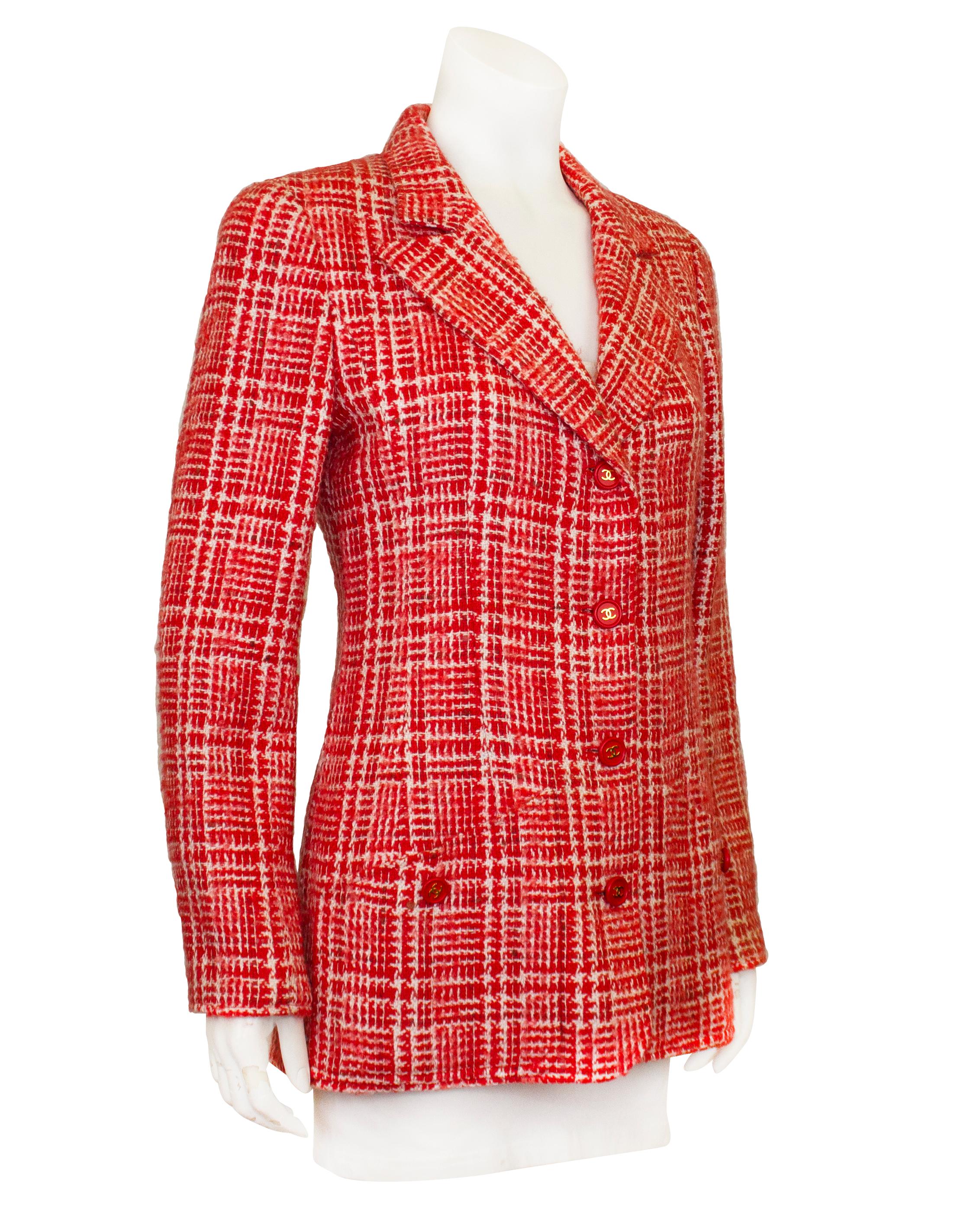 Chanel RTW 1997 collezione primavera giacca a quadri in lana rossa e bianca. Taglio aderente al corpo, colletto dentellato, tasche frontali applicate sui fianchi con taglio diagonale. Completamente foderato in seta CC in tinta con l'iconica catena
