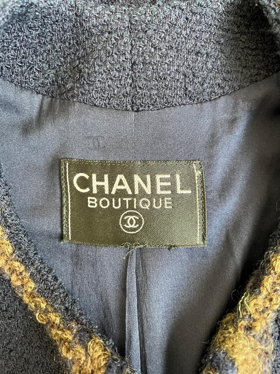 Veste de défilé Chanel documentée en bouclette bleu marine, 1997 Pour femmes en vente