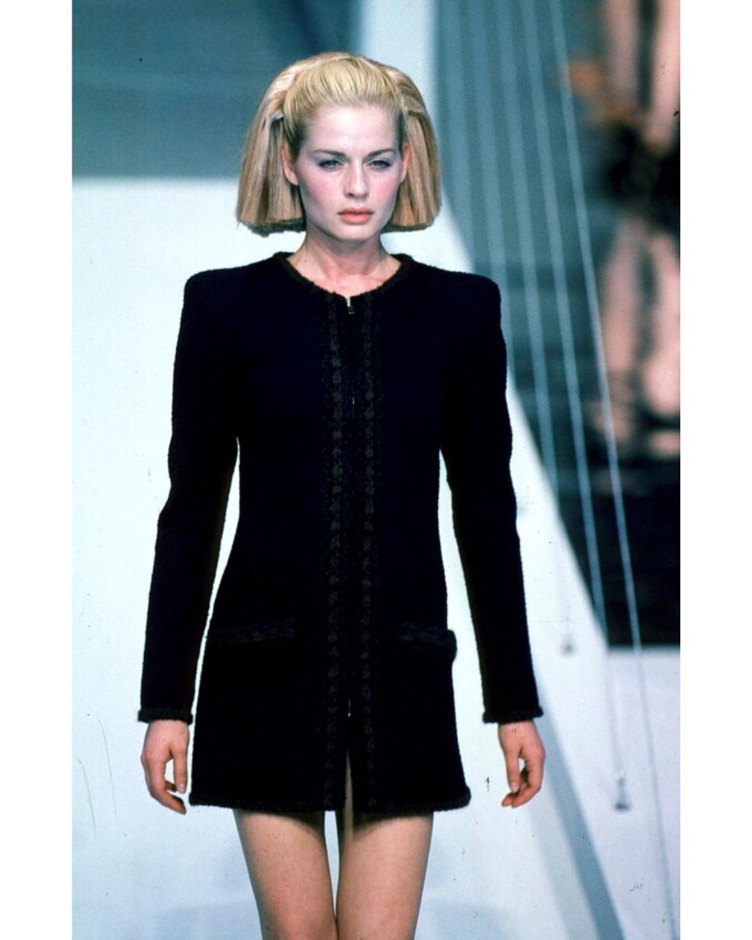 Veste de défilé Chanel documentée en bouclette bleu marine, 1997 en vente 1