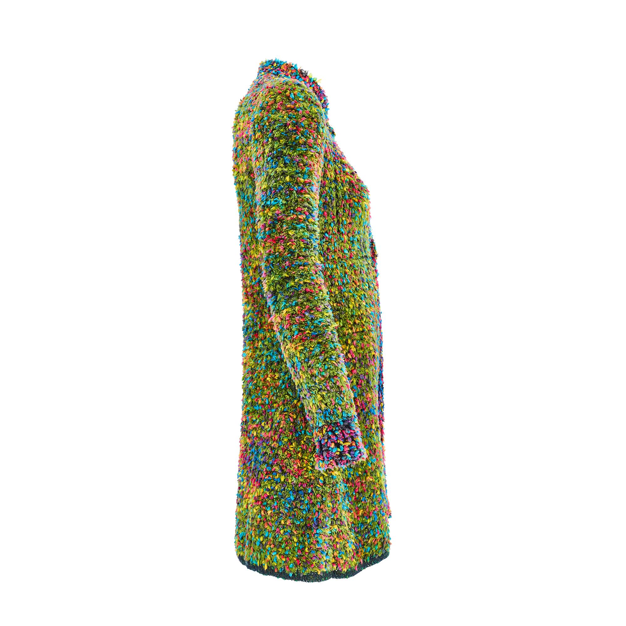 Cette veste allongée vibrante de Chanel a défilé dans le cadre de la collection automne 1997, sous la direction créative de Karl Lagerfeld. Confectionné dans un tweed fantaisie duveteux, le fond est un mélange de laine et de mohair vert mousse,