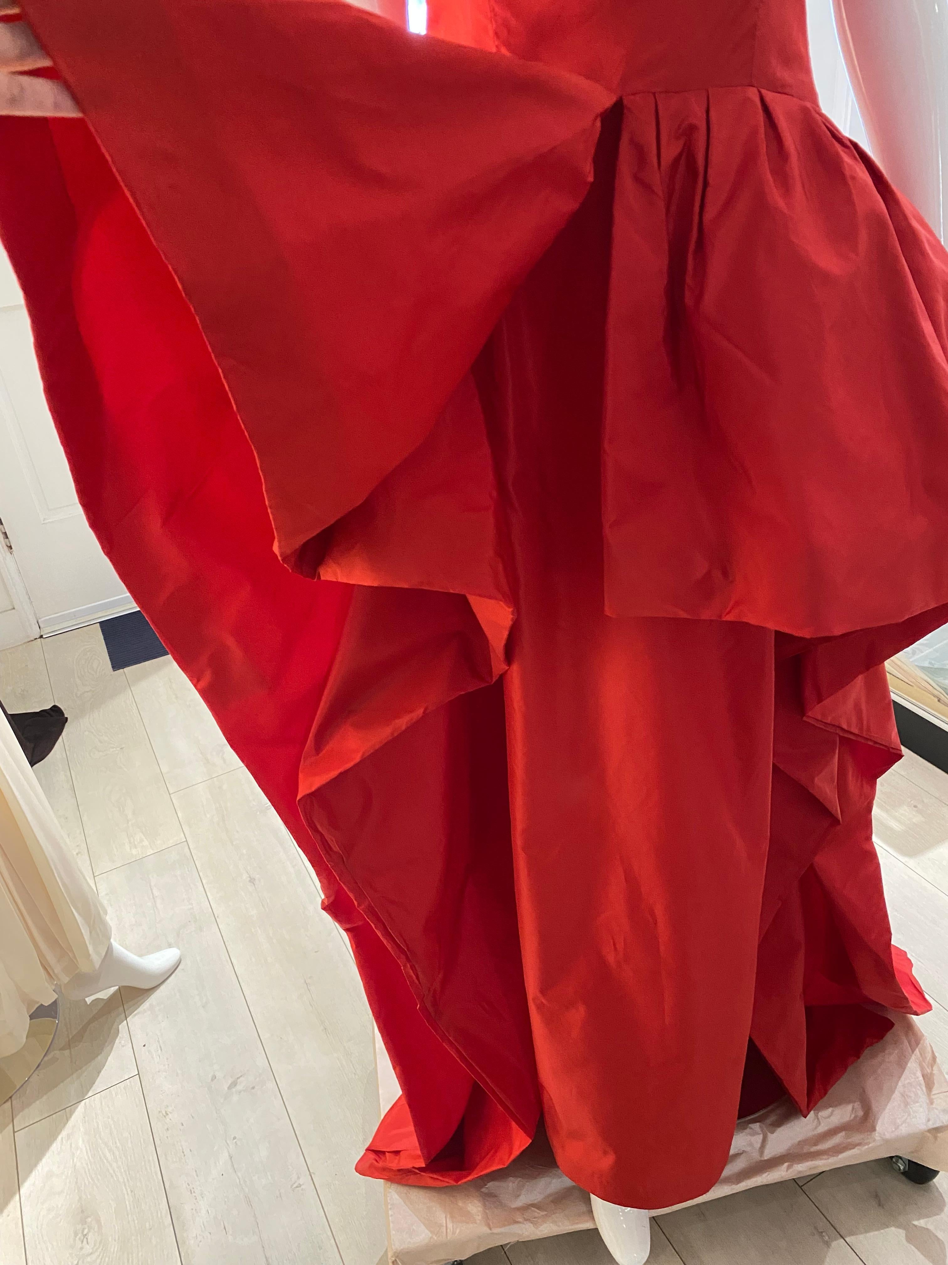 1997 CHANEL Pasarela Vestido de seda rojo sin tirantes con lazo 4
