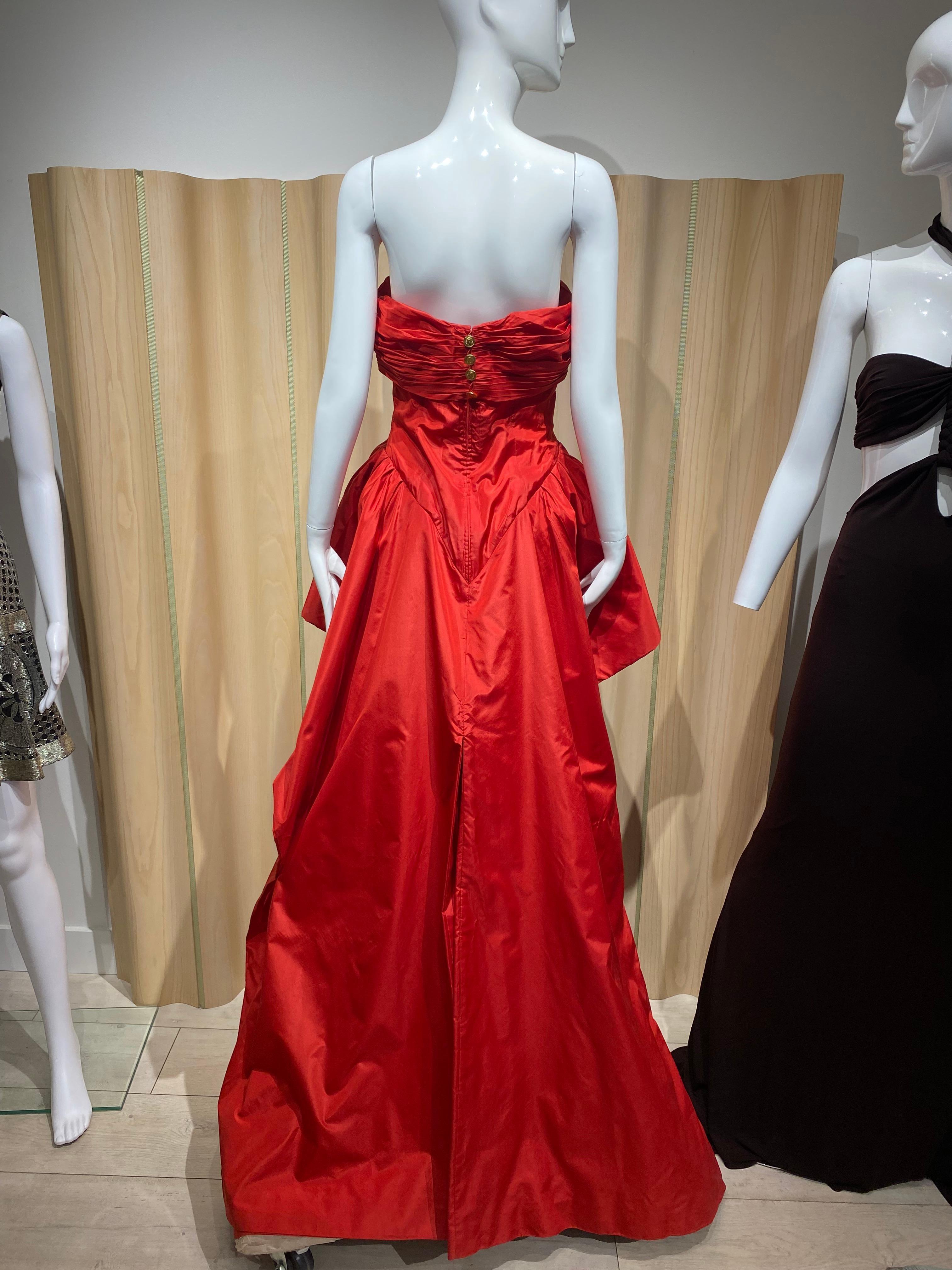 1997 CHANEL Pasarela Vestido de seda rojo sin tirantes con lazo 7