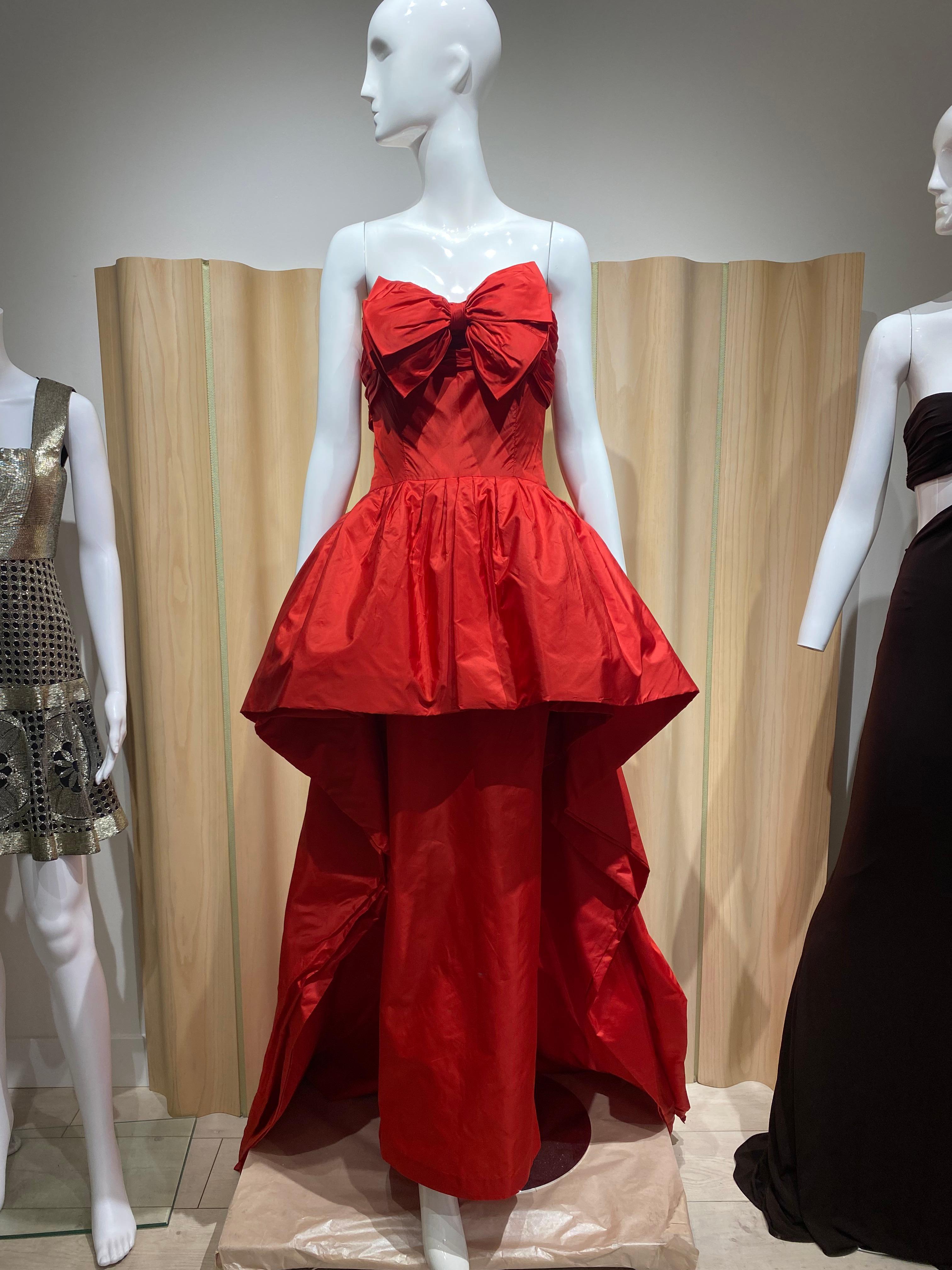 1997 CHANEL Pasarela Vestido de seda rojo sin tirantes con lazo 8