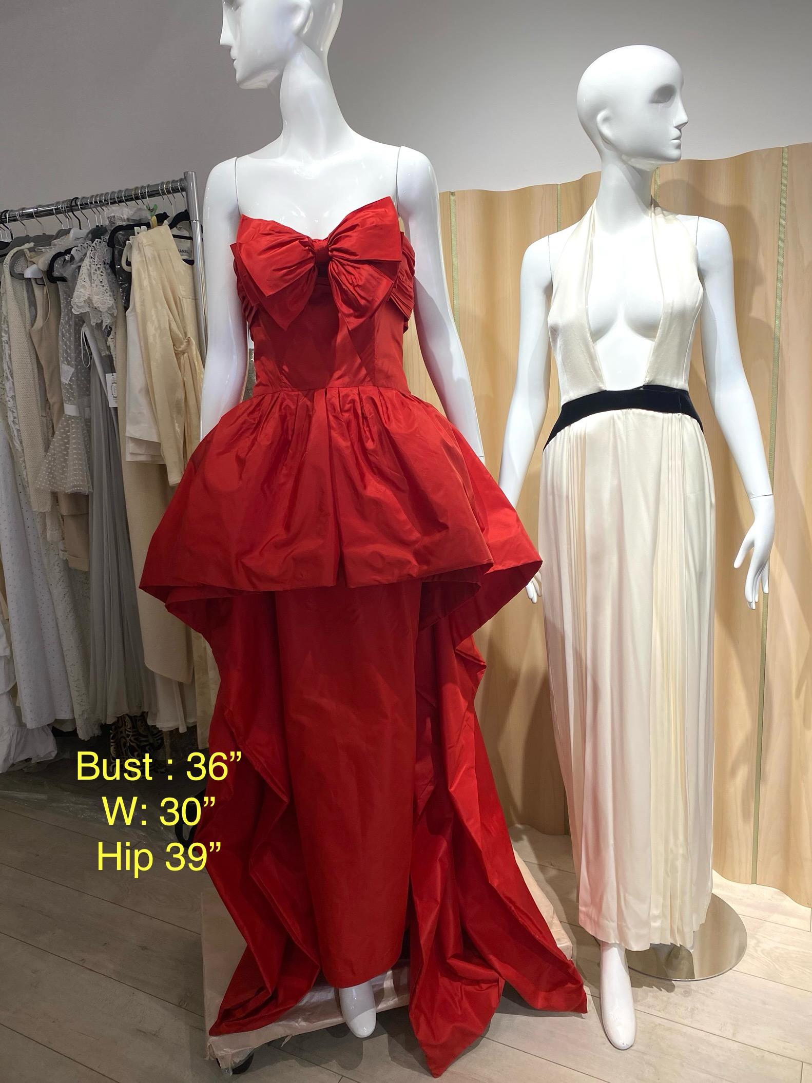 1997  CHANEL by Karl Lagerfeld Vestido rojo de seda sin tirantes (como se vio en la pasarela.0Perfecto para una fiesta de cumpleaños o para la alfombra roja. 
peplum
arco
tamaño :  42 ( ver medida)
Busto: 36   Cintura: 30 / Cadera 39