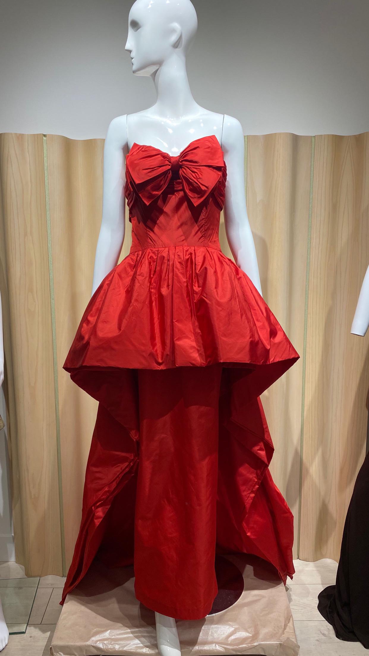 1997 CHANEL Pasarela Vestido de seda rojo sin tirantes con lazo Rojo