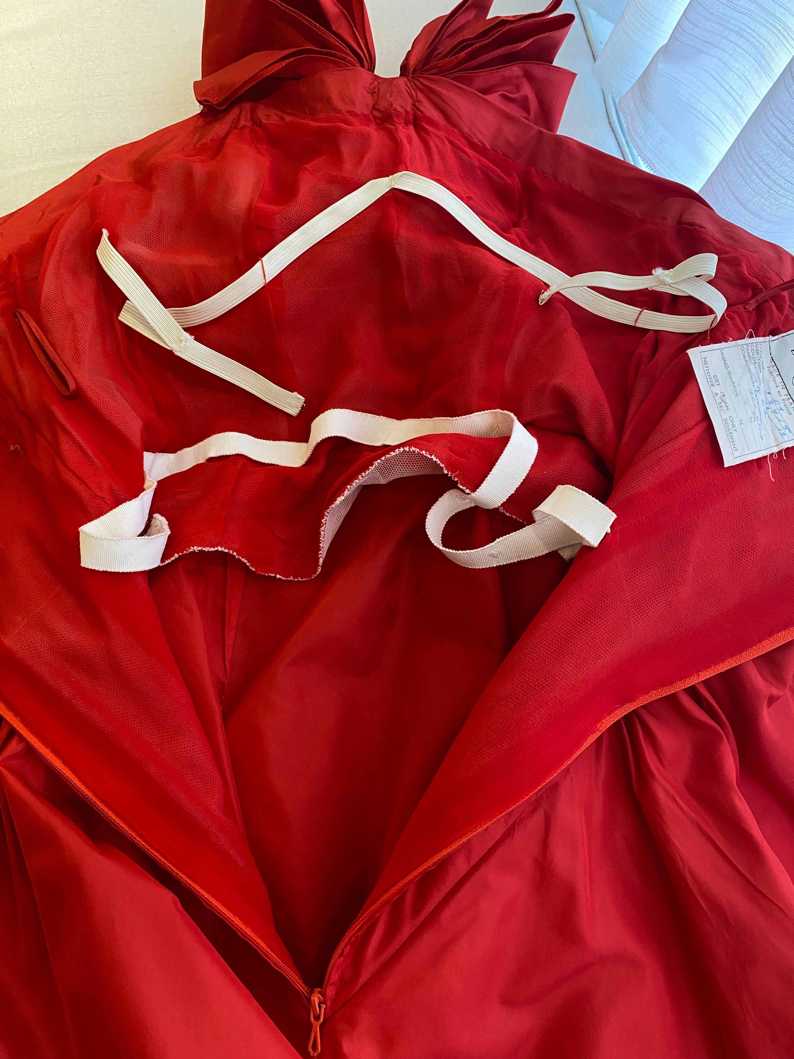 De las mujeres 1997 CHANEL Pasarela Vestido de seda rojo sin tirantes con lazo