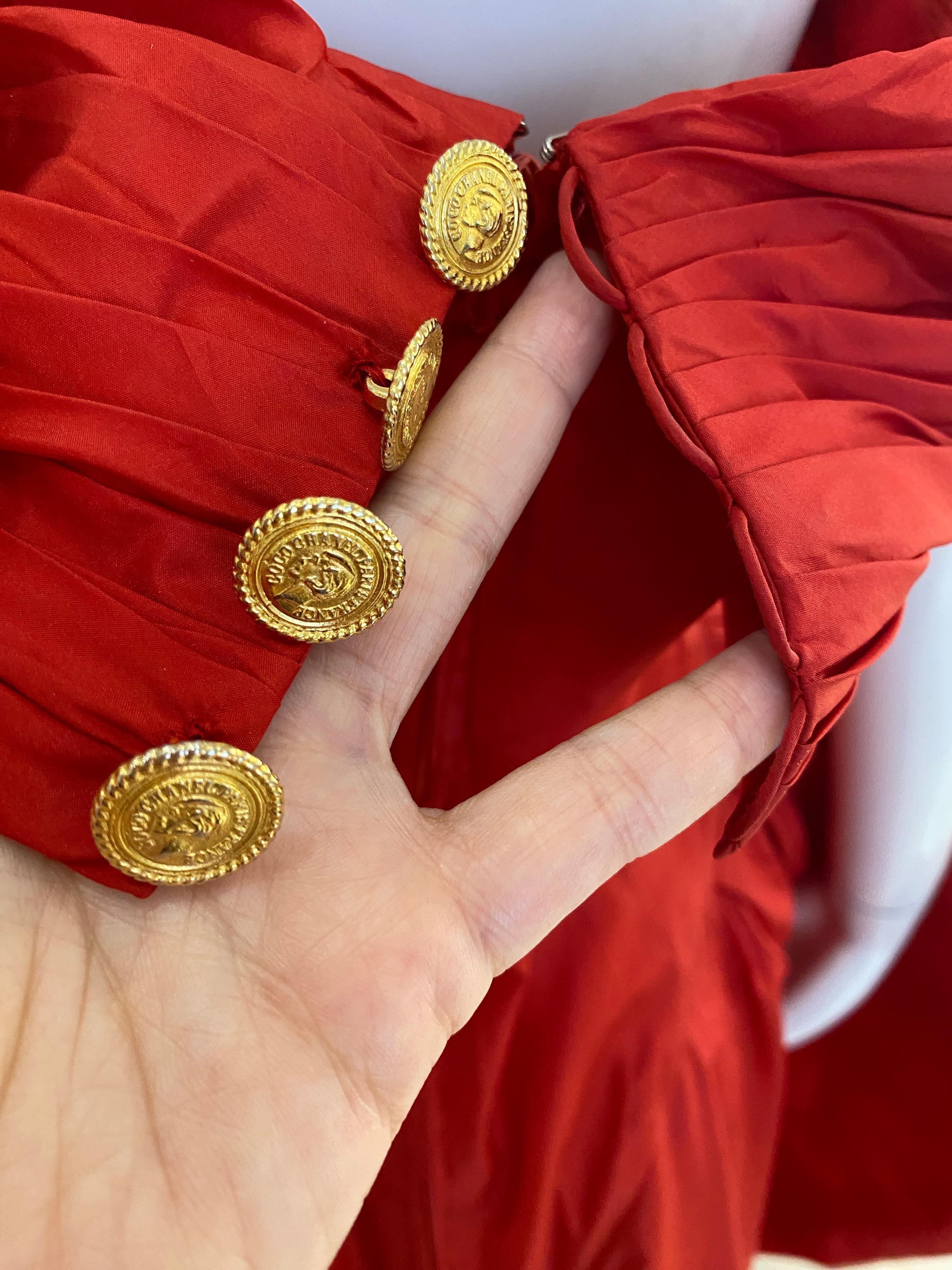 1997 CHANEL Pasarela Vestido de seda rojo sin tirantes con lazo 2