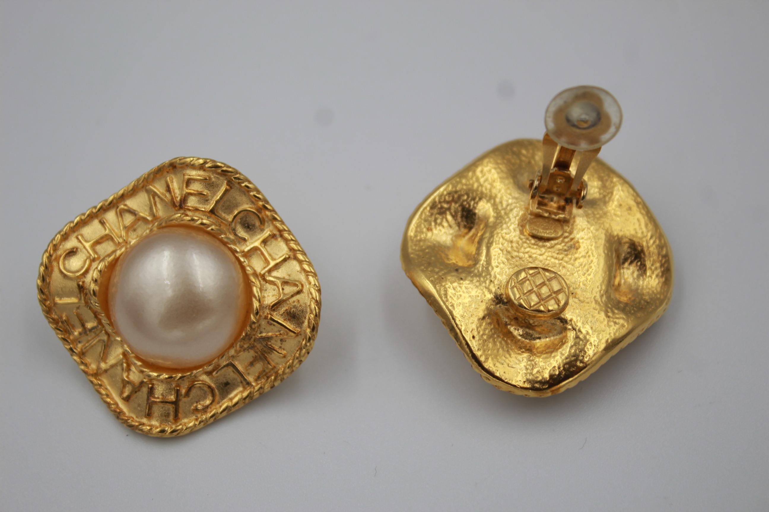 1997 Chanel Vintage  Pearl Earrings in Gold-Plated Metal In Good Condition For Sale In Paris, FR