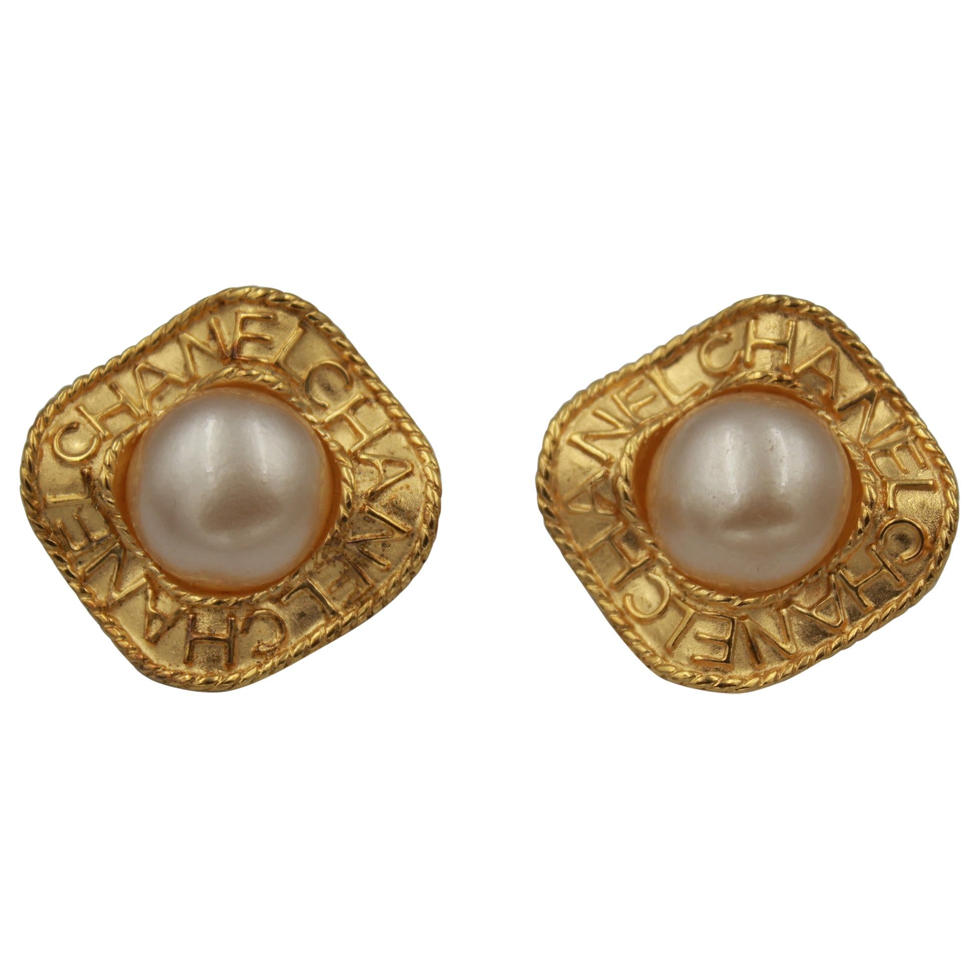 1997 Chanel Vintage  Pearl Earrings in Gold-Plated Metal For Sale