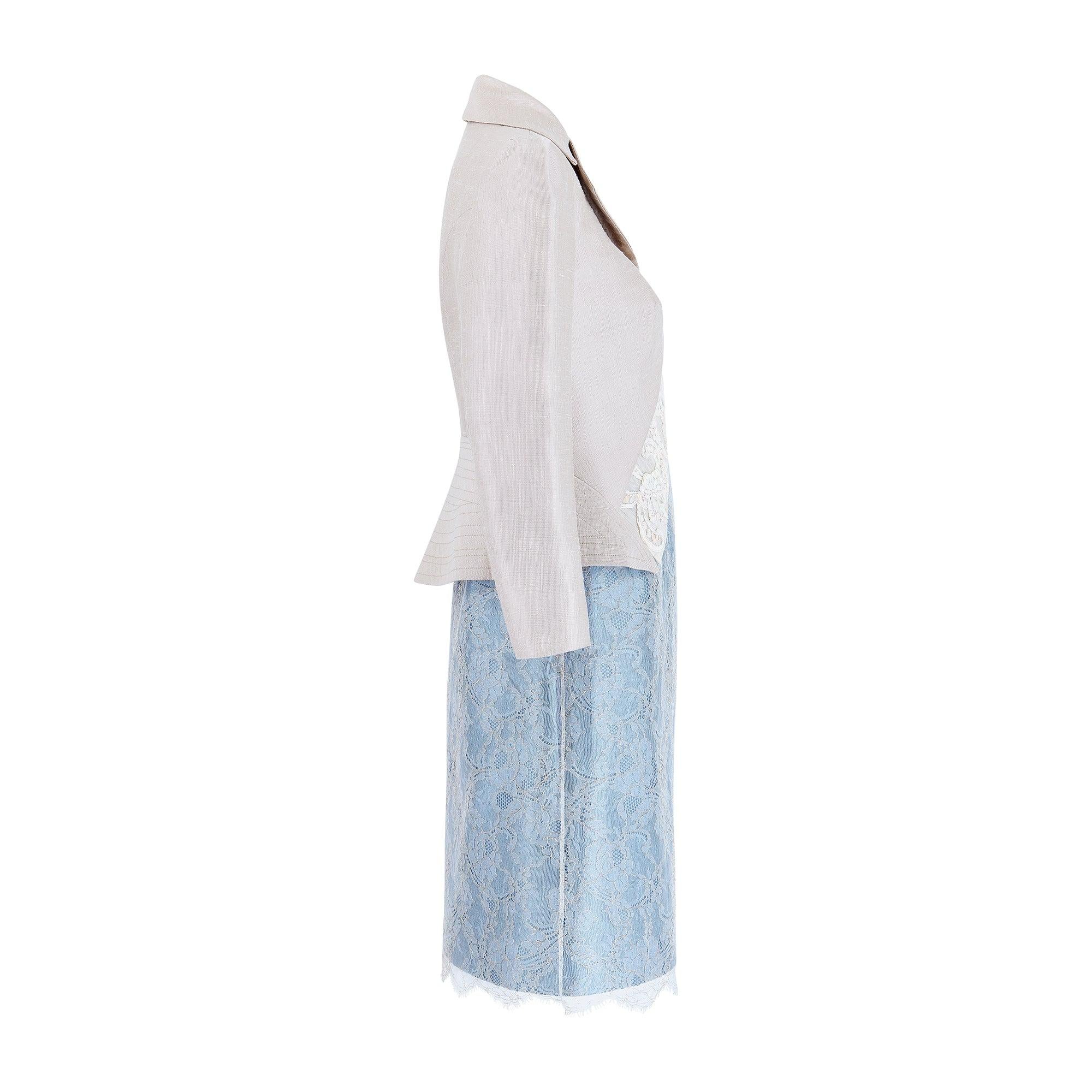 Questo raro ensemble di alta moda è stato realizzato da Christian Lacroix e ha sfilato durante la magnifica sfilata Couture Primavera 1997 della Label, abbinato a un copricapo e a un ombrellino. Si tratta di un abito al ginocchio con spalline e di