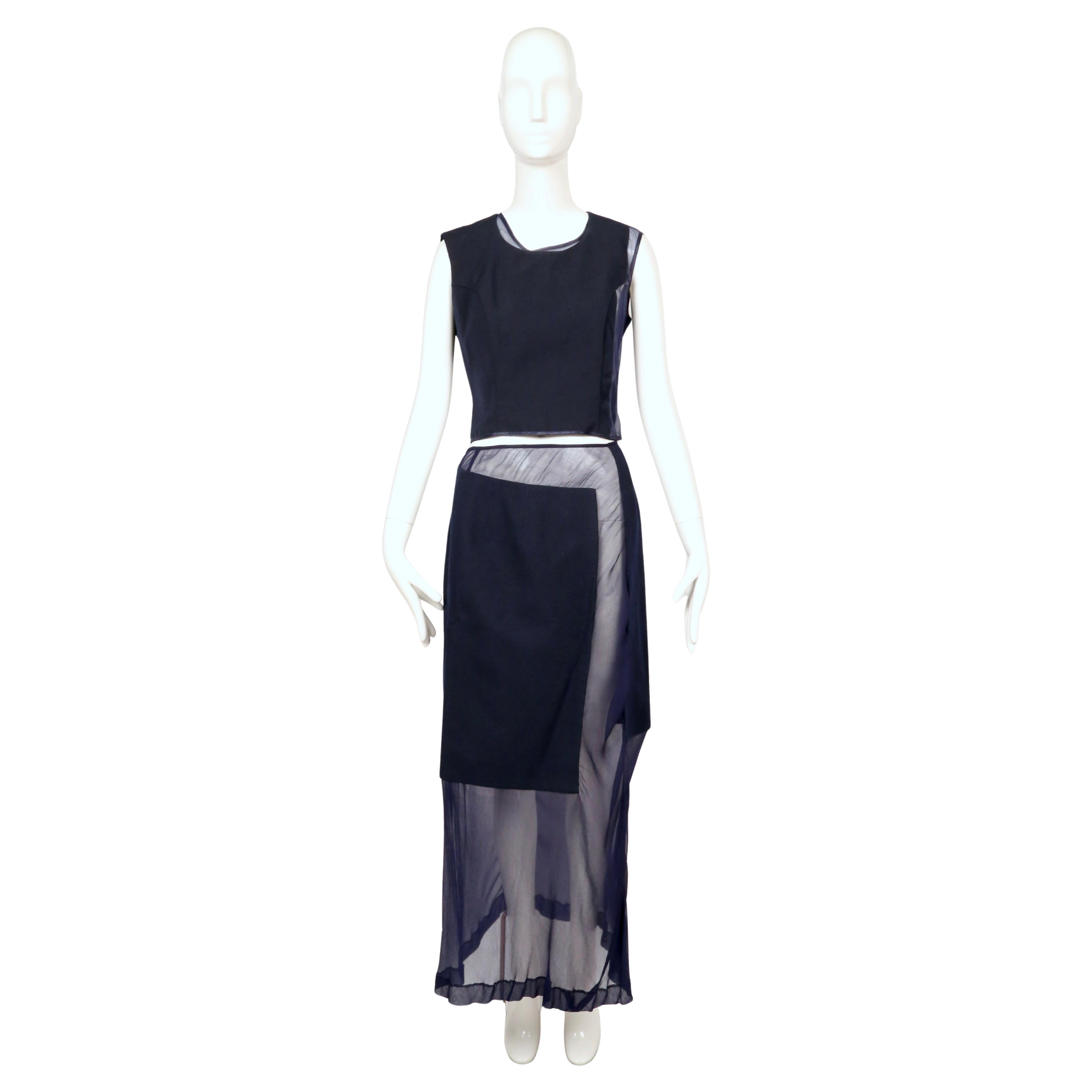 Rare ensemble de trois pièces de la collection de prêt-à-porter automne 1997 de Comme des Garçons, dont on se souvient pour l'exploration audacieuse par Rei Kawakubo de la transparence, de la superposition et du tailleur déconstruit. L'ensemble