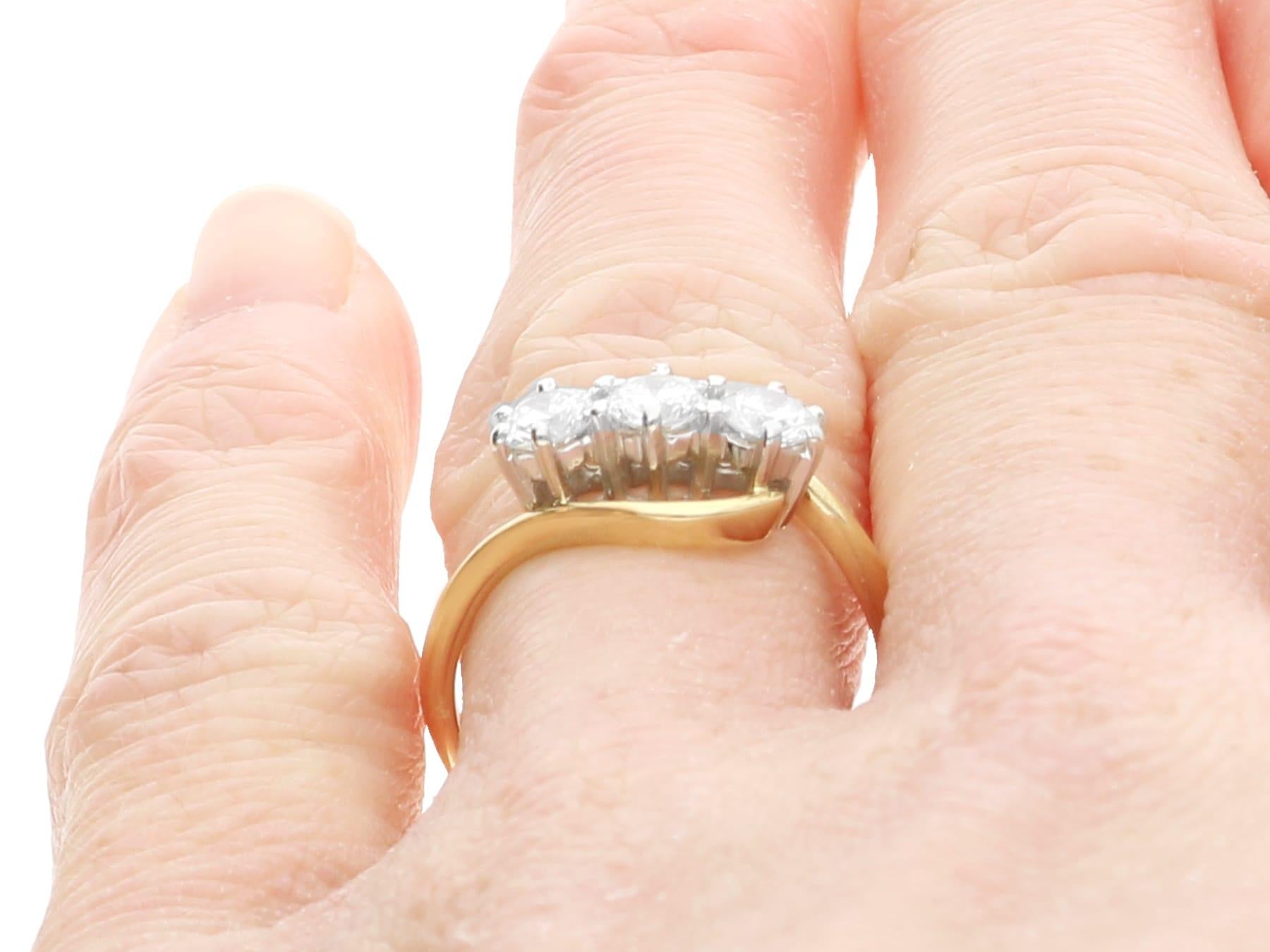 1997 Contemporary Diamant und Gelbgold Trilogie Verlobungsring im Angebot 4