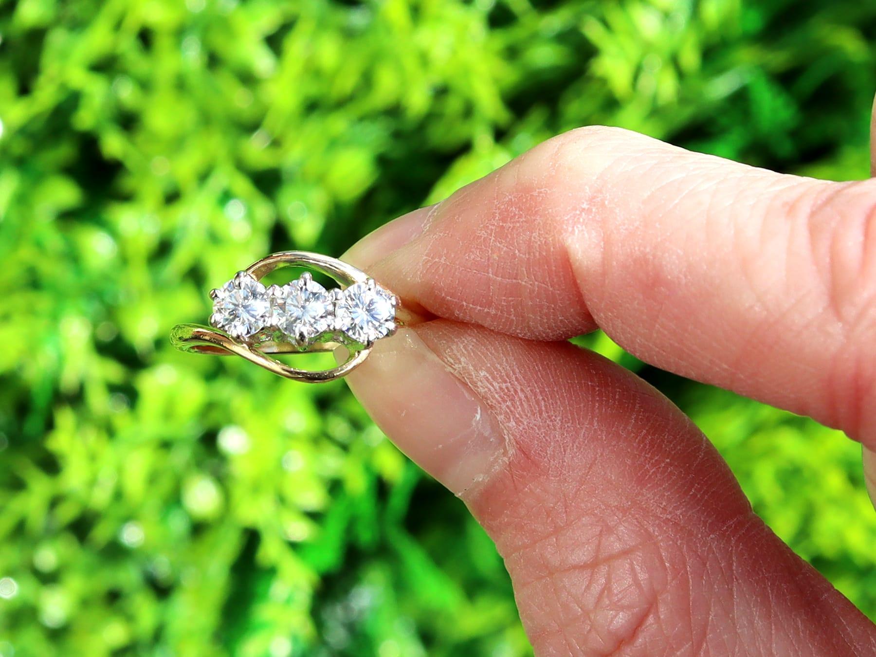 Eine feine und beeindruckende antike 0,65 Karat Diamant Trilogie Twist Ring in 18 Karat Gelbgold; Teil unserer Diamant-Schmuck und Estate Jewelry Sammlungen.

Dieser beeindruckende zeitgenössische Trilogie-Drehring ist aus 18 Karat Gelbgold