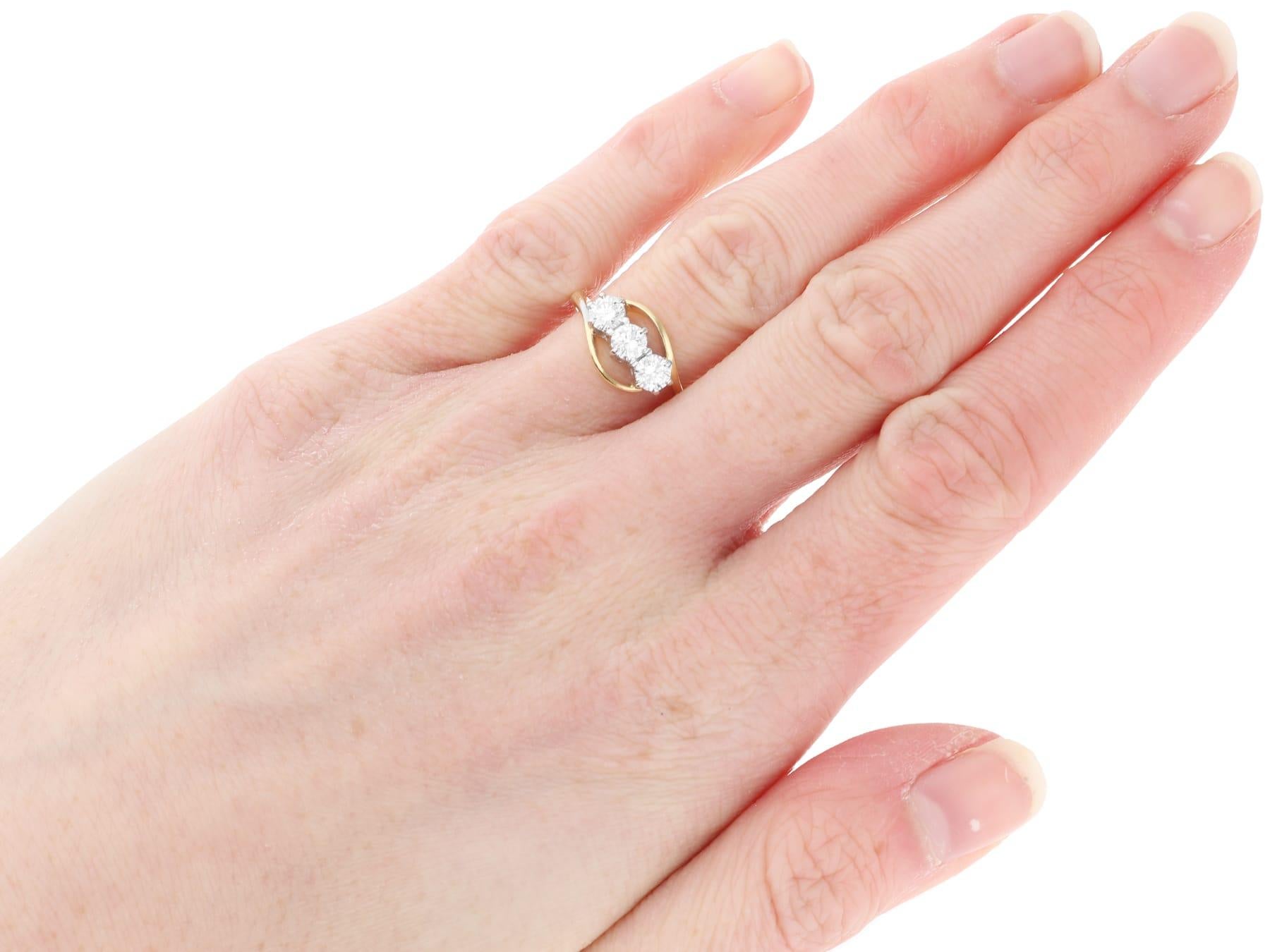 1997 Contemporary Diamant und Gelbgold Trilogie Verlobungsring im Angebot 2
