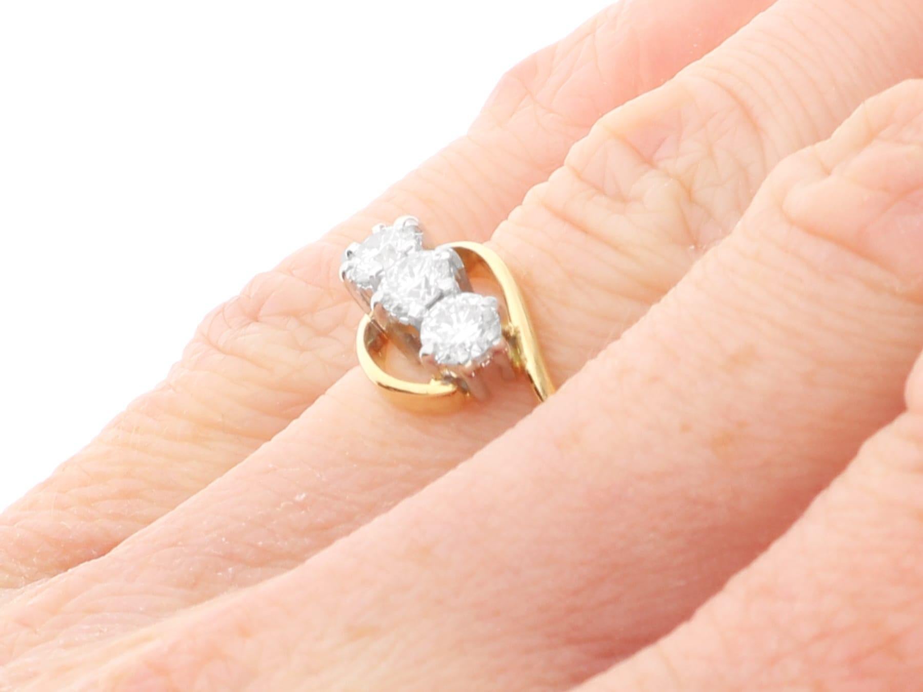 1997 Contemporary Diamant und Gelbgold Trilogie Verlobungsring im Angebot 3
