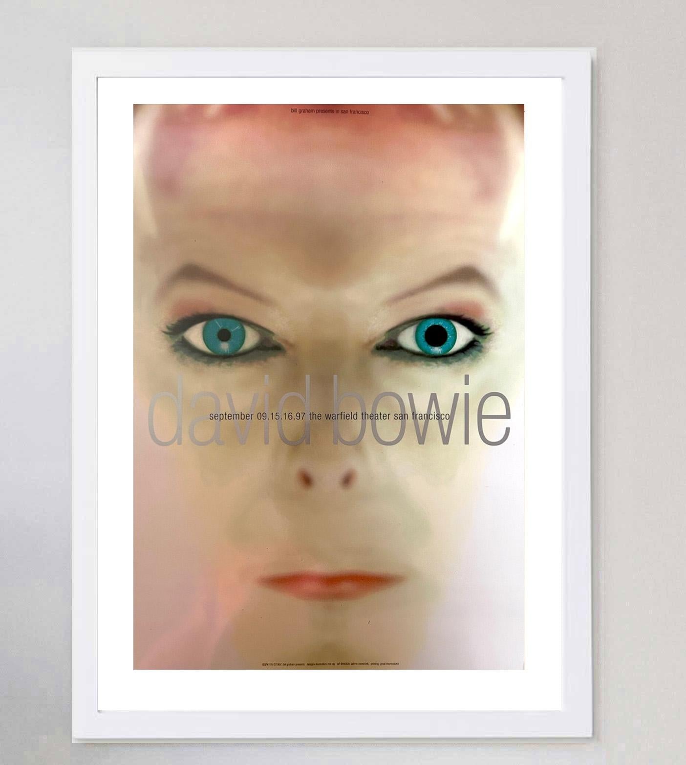 Dieses brillante Plakat stammt von David Bowies Konzert 1997 im Warfield Theatre in San Francisco, Kalifornien. Die Show diente der Unterstützung seines Albums 