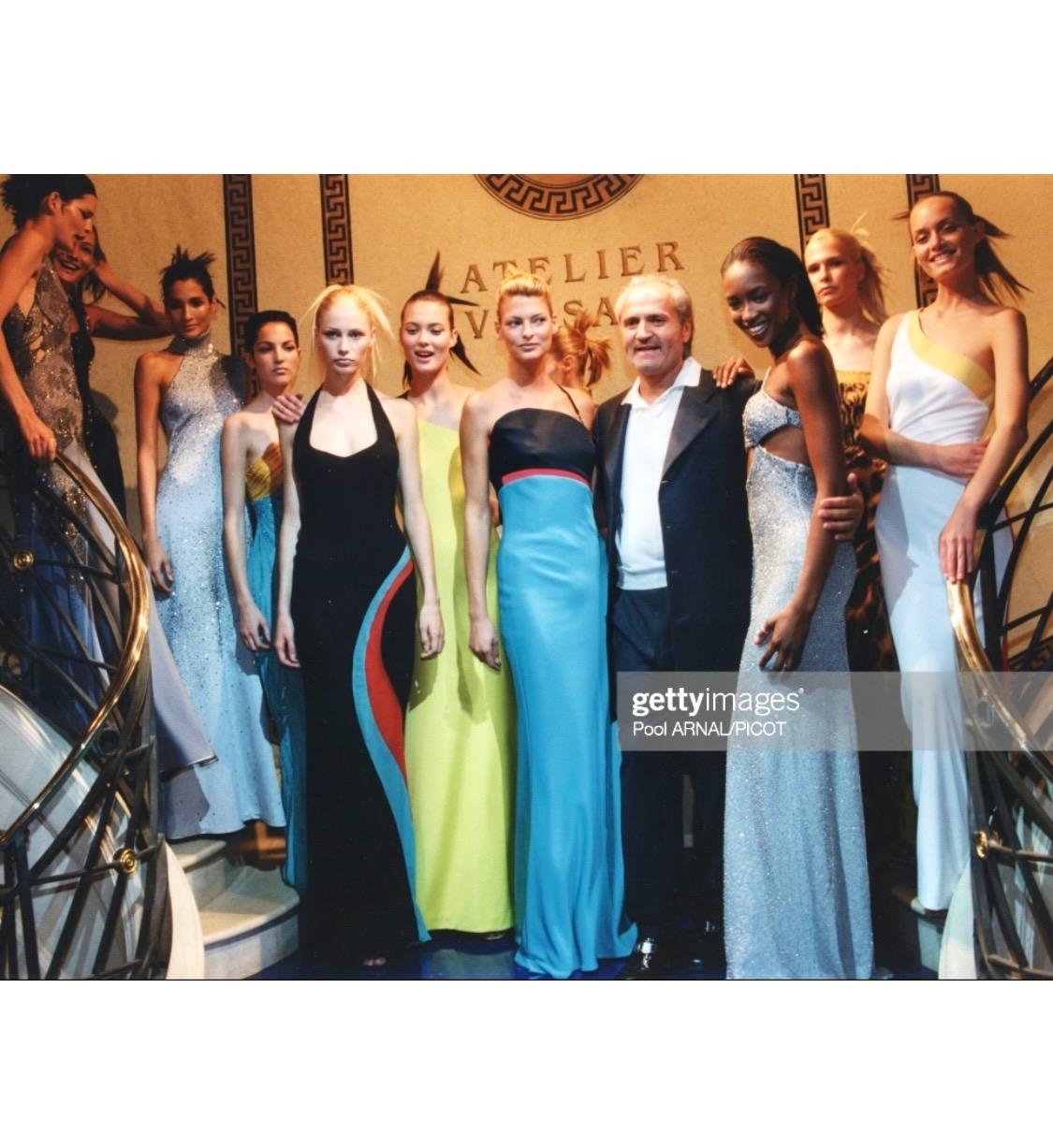 1997 Gianni Versace Schwarzes Strickkleid mit blauen und gelben Streifen  im Angebot 3