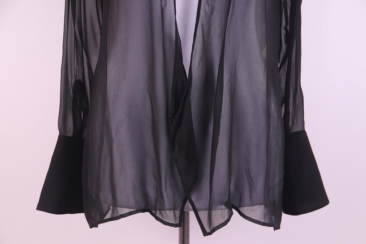 Gucci Tom Ford 1997 SS silk blouse
size ~S-L
condition is excellent, vintage, according to time. No obvious nuances. But do not forget that the thing is silk.

Measurements:

Shoulders: 38 cm / 14.96 inches

Sleeve: 57 cm / 22.44 inches

Armpits: 50