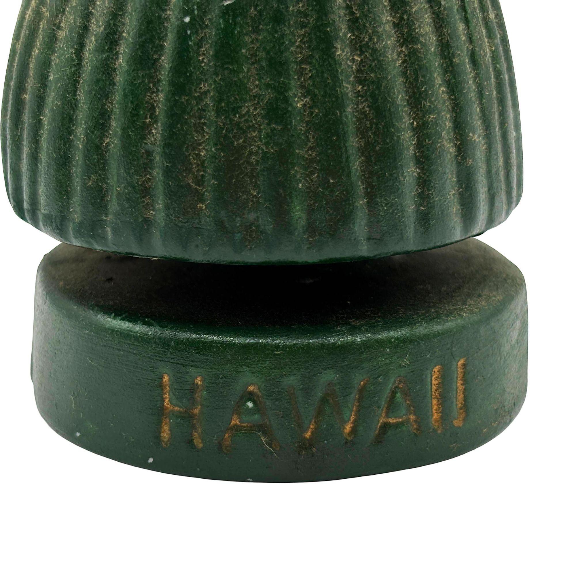 Original 1997 Keramik tanzenden hawaiianischen Hula-Mädchen Wackelpuppe Figur aus leichtem Gips und in lebhaften tropischen grün gemalt. Es zeigt eine junge hawaiianische Hula-Tänzerin in traditioneller Kleidung, die einen Hula-Tanz mit einer Ukeke