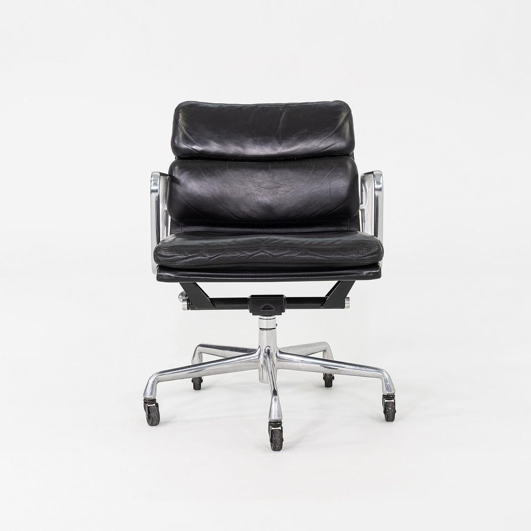 Dies ist ein Eames Aluminum Group Soft Pad Management Desk Chair, Modell EA435, ursprünglich entworfen von Charles und Ray Eames für Herman Miller im Jahr 1969. Diese Beispiele stammen aus dem Jahr 1997. Das Design besteht aus einem