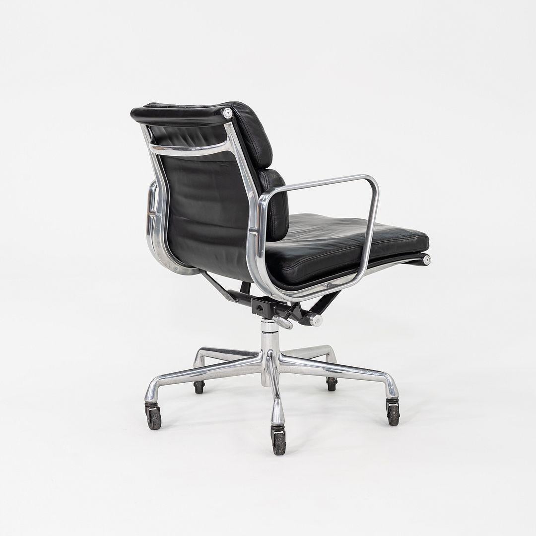 1997 Herman Miller Eames Management Soft Pad Desk Chair in schwarzem Leder (Aluminium) im Angebot