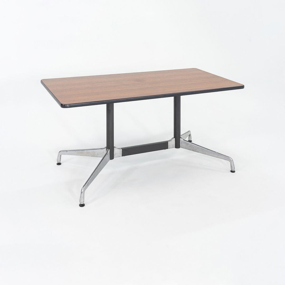 Se trata de una Mesa de comedor de conferencia segmentada, modelo ET187, diseñada inicialmente por Ray y Charles Eames para Herman Miller en 1964. Estas piezas datan del año 1997. Estas piezas tienen un tablero rectangular de roble oscuro con bases
