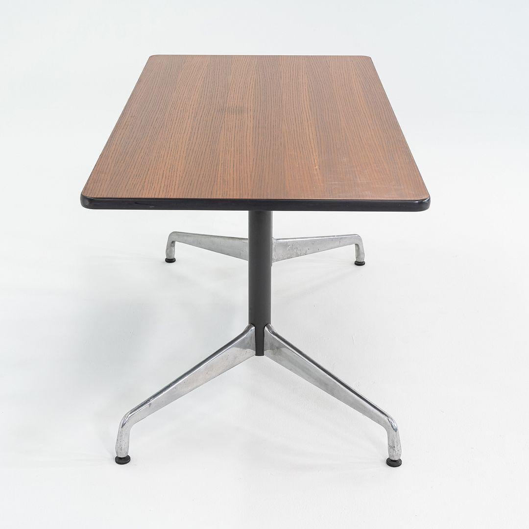 1997 Herman Miller Eames Mesa de comedor / conferencia segmentada 30x60 en roble oscuro en venta 1