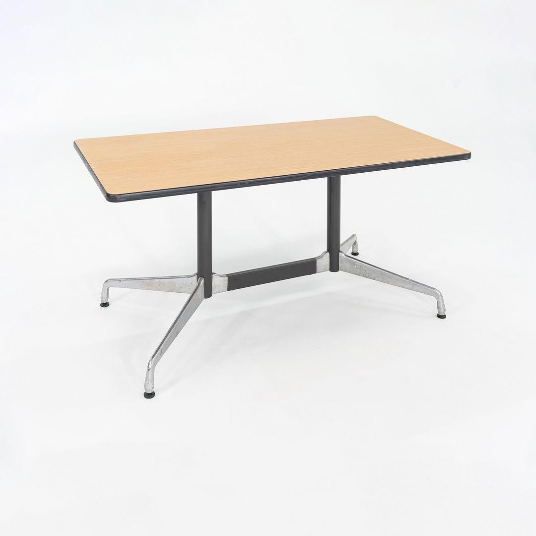 Il s'agit d'une table de conférence segmentée, modèle ET187, initialement conçue par Ray et Charles Eames pour Herman Miller en 1964. Ces pièces datent de l'année 1997. Elles se caractérisent par un plateau rectangulaire en chêne clair et des bases