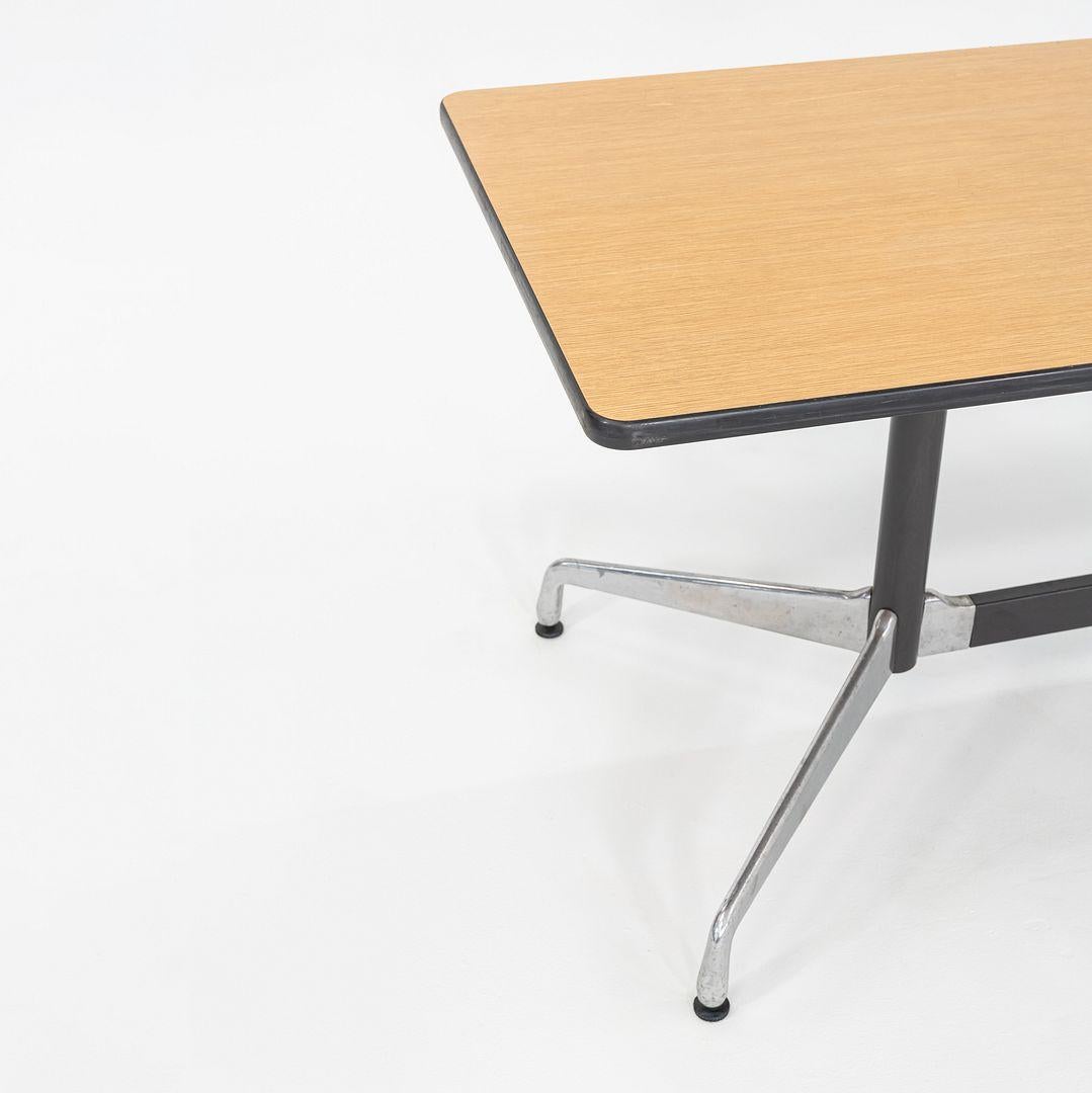 1997 Herman Miller Table de salle à manger segmentée / Table de conférence 30x60 en Oak Bon état - En vente à Philadelphia, PA