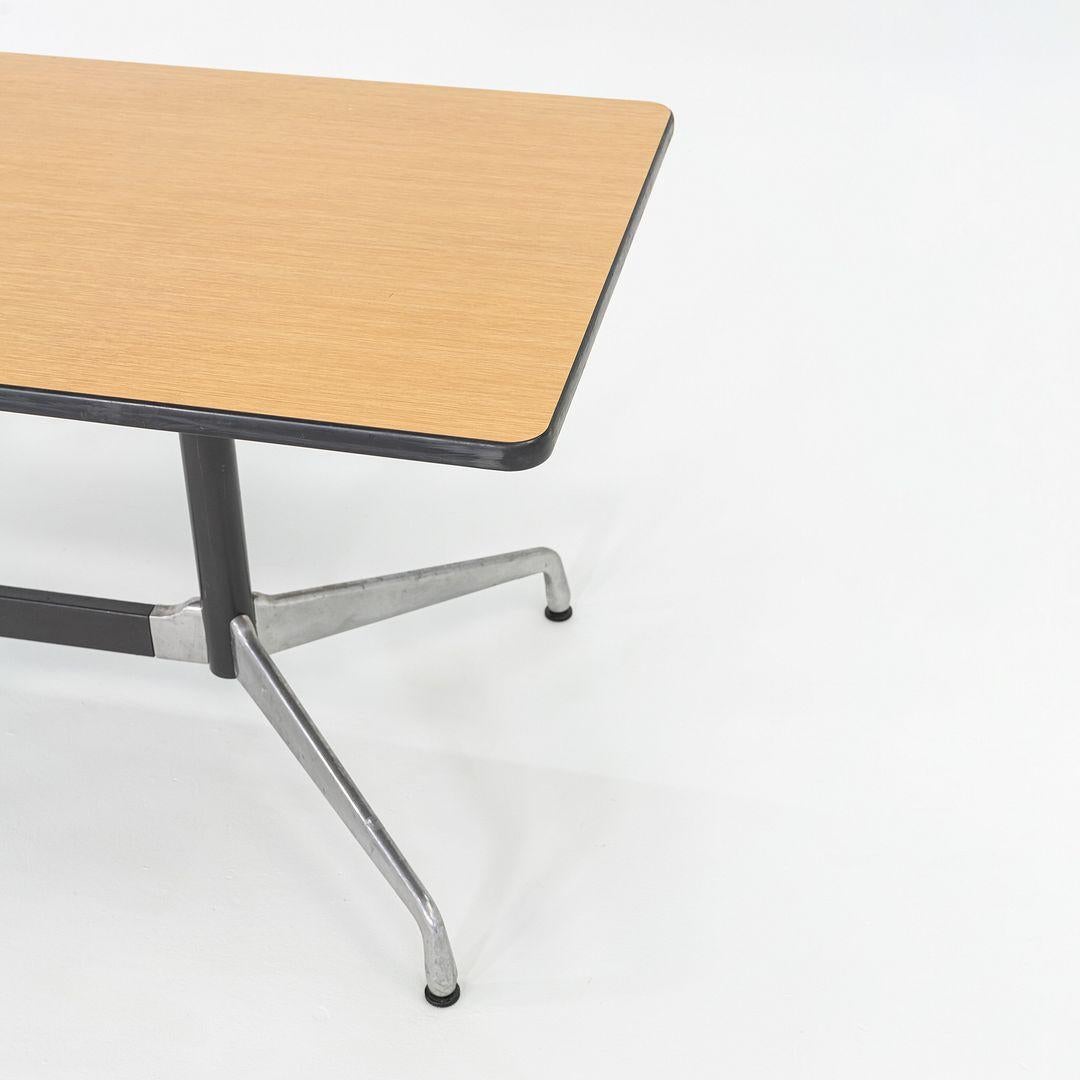 Fin du 20e siècle 1997 Herman Miller Table de salle à manger segmentée / Table de conférence 30x60 en Oak en vente