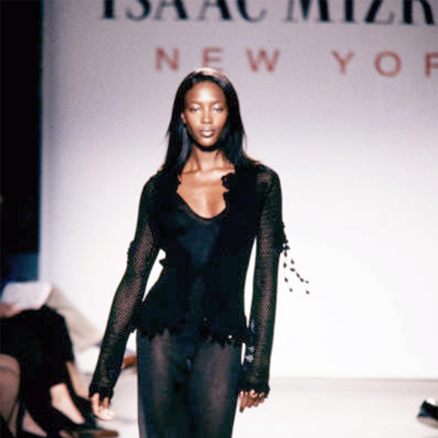 Ce luxueux cardigan vintage Isaac Mizrahi 100% coton crocheté noir a été présenté lors du défilé Mizrahi 1997. Le haut est doté d'un lien central sur le devant et d'un joli perlage avec des perles de faux-jet. Nous aimons particulièrement les fleurs