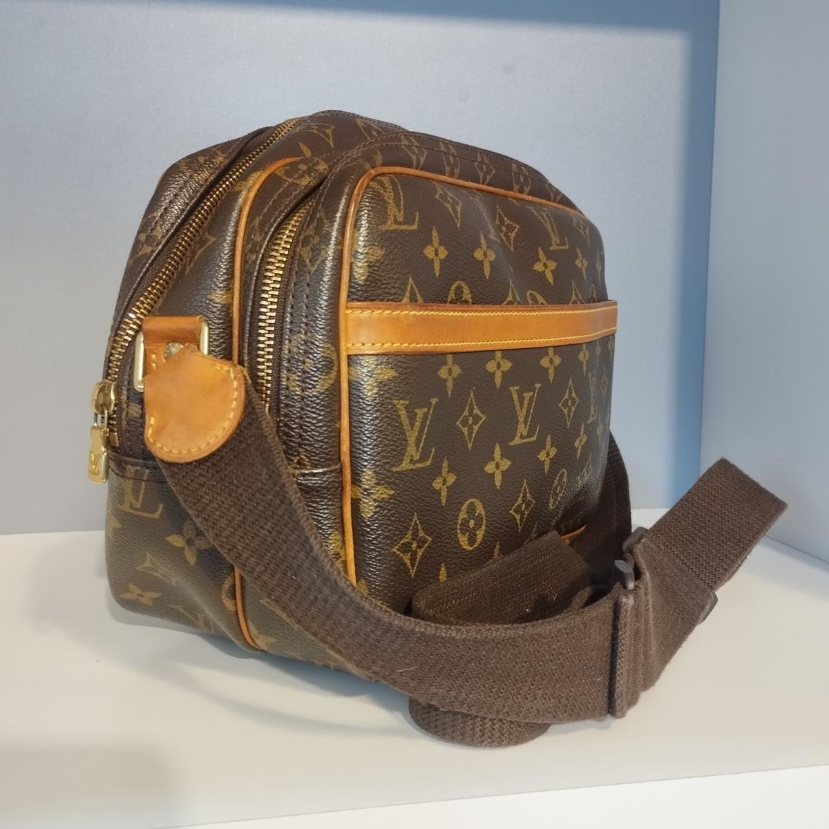 Vintage
Year 1997
Monogram canvas
Leather
Textile belt
Zip closure for 2 compartments
External pocket
Internal large pocket
Cm 28 x 20 x 12 (11 x 7,8 x 4,72 inches)
Express shipping included in the price !