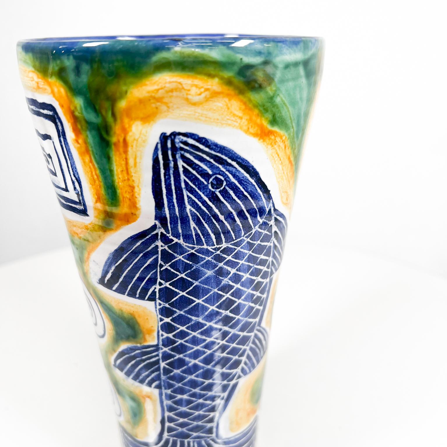 Vase moderne en céramique bleu et vert en forme de poisson, 1997 Bon état - En vente à Chula Vista, CA