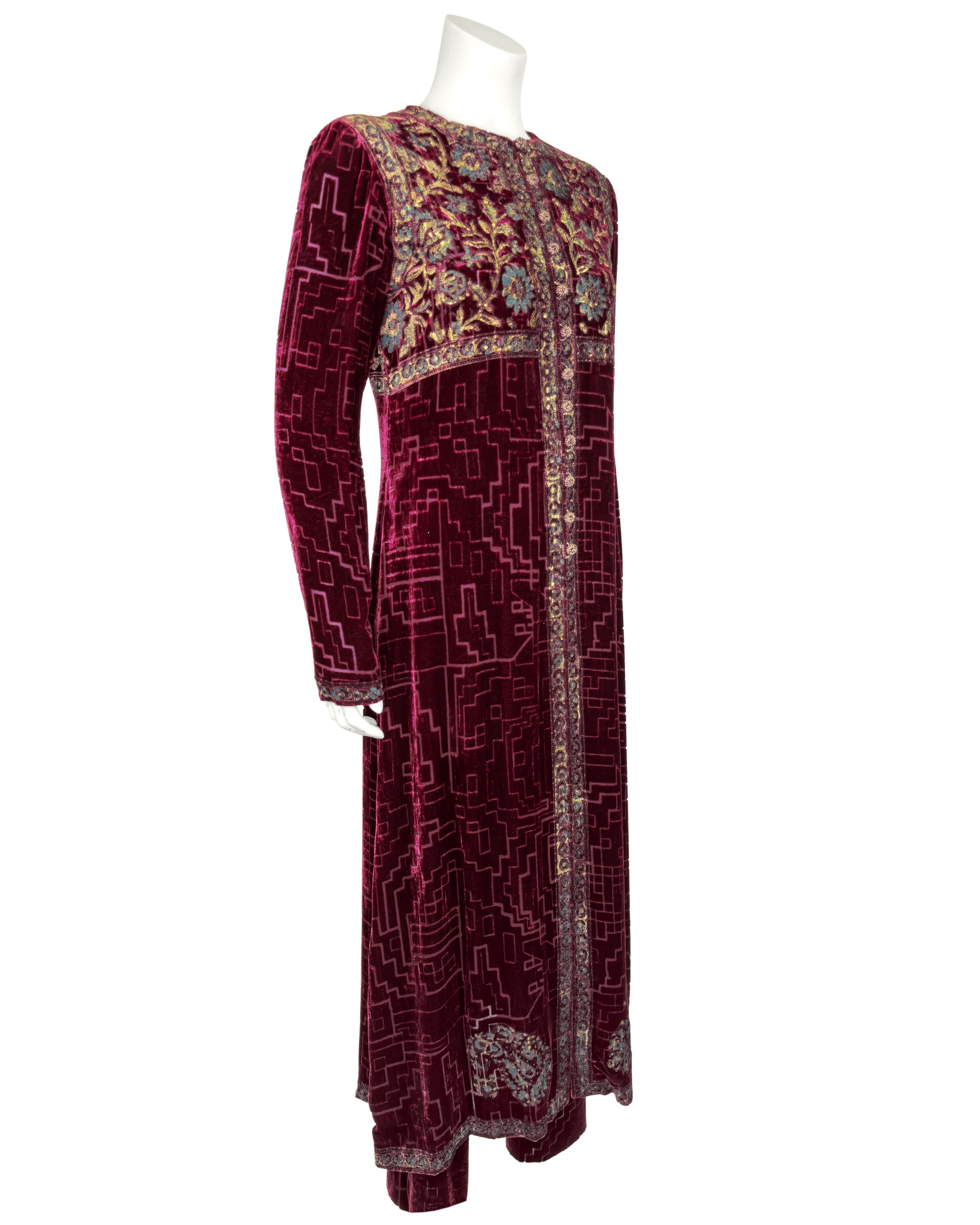 Collezione 1997 Oscar De La Renta RTW in velluto rosso fuoco e pantaloni dipinti d'oro e giacca a spolverino. Il velluto presenta un motivo geometrico quadrato burnout su tutto lo spolverino e i pantaloni. Il busto della giacca, le rifiniture e