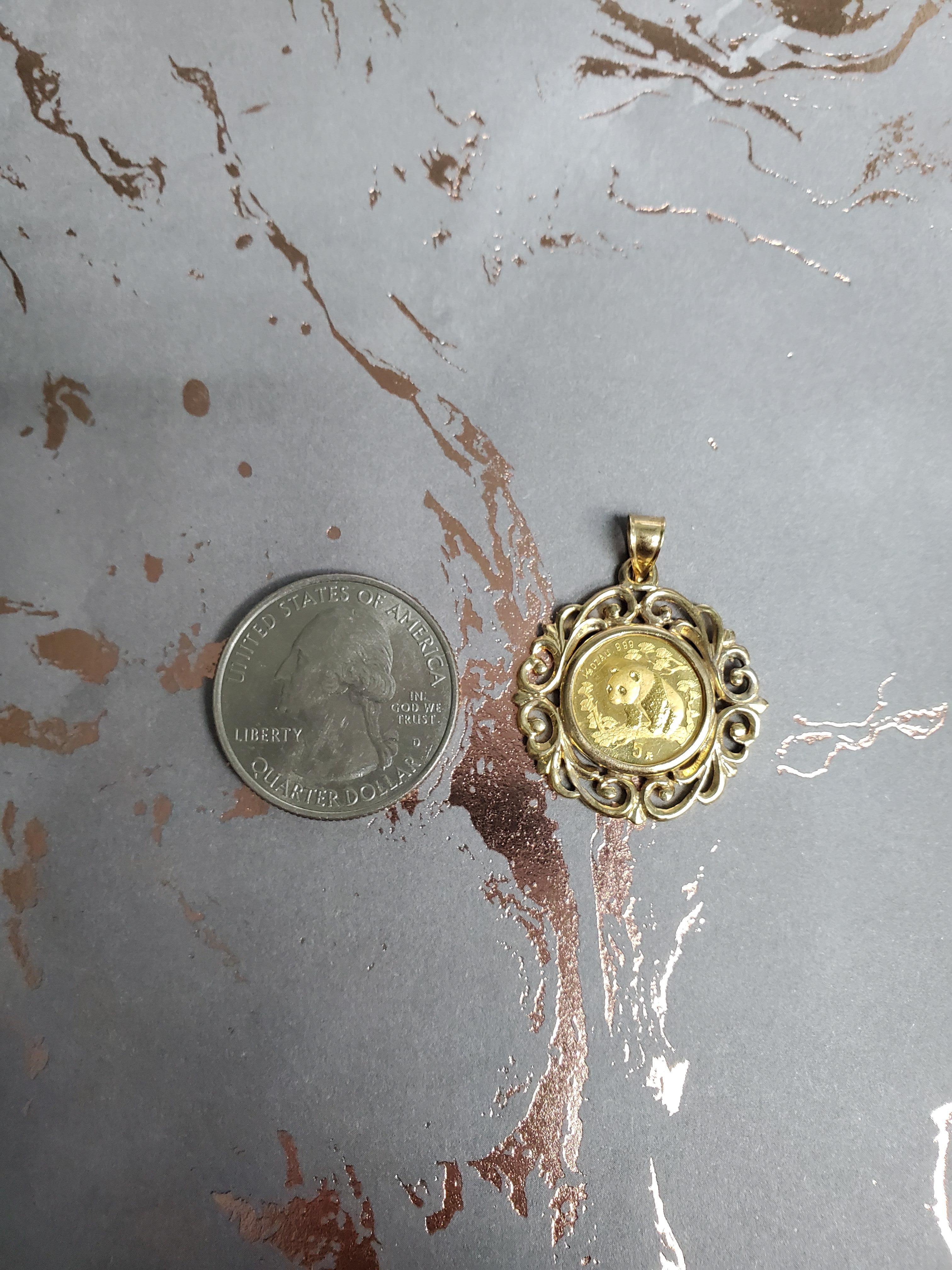 da uomo o donna 1997 Panda Coin 1/20OZ Collana in oro con castone in oro giallo 14k in vendita