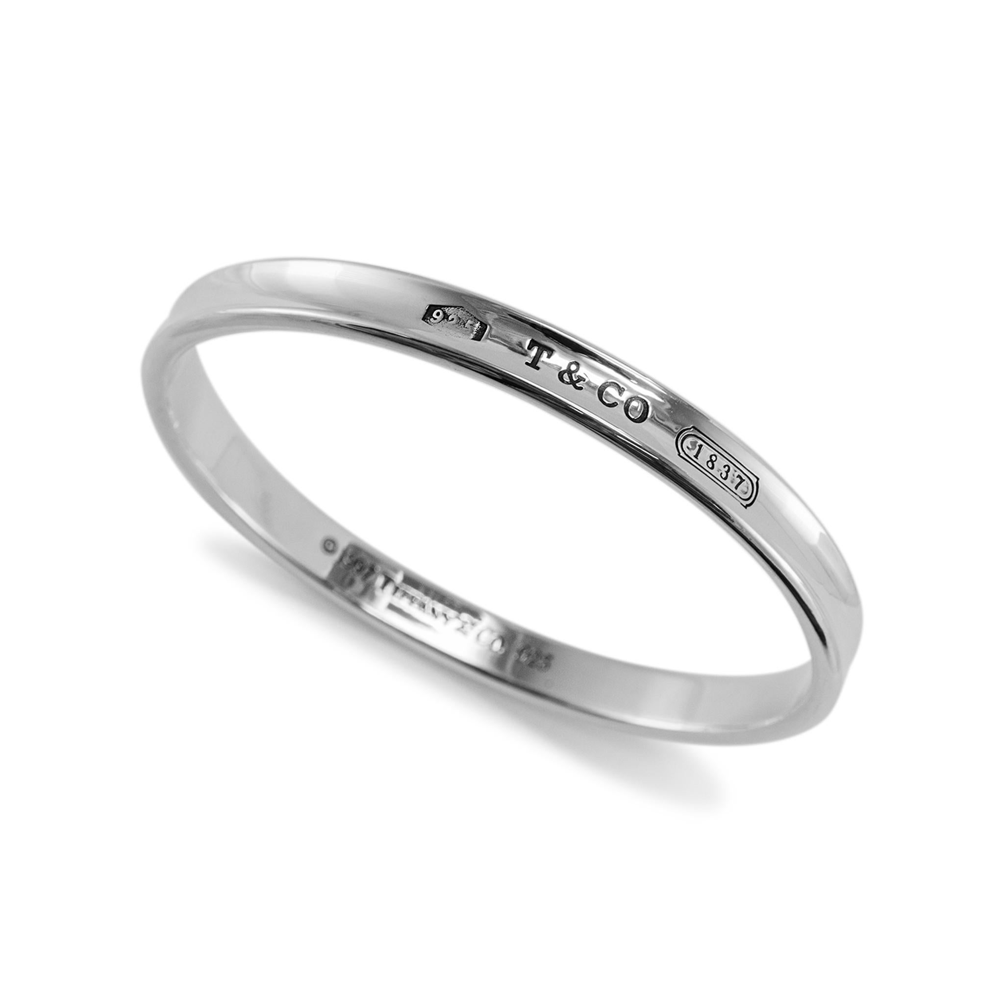 Marchio: Tiffany & Co.

Genere: Unisex

Tipo di metallo: Argento 925

Lunghezza: 7,00 pollici

Larghezza: 7,00 mm

Peso: 32,71 grammi

TIFFANY & CO. Bracciale bangle in argento lucido realizzato dal designer. Inciso con 
