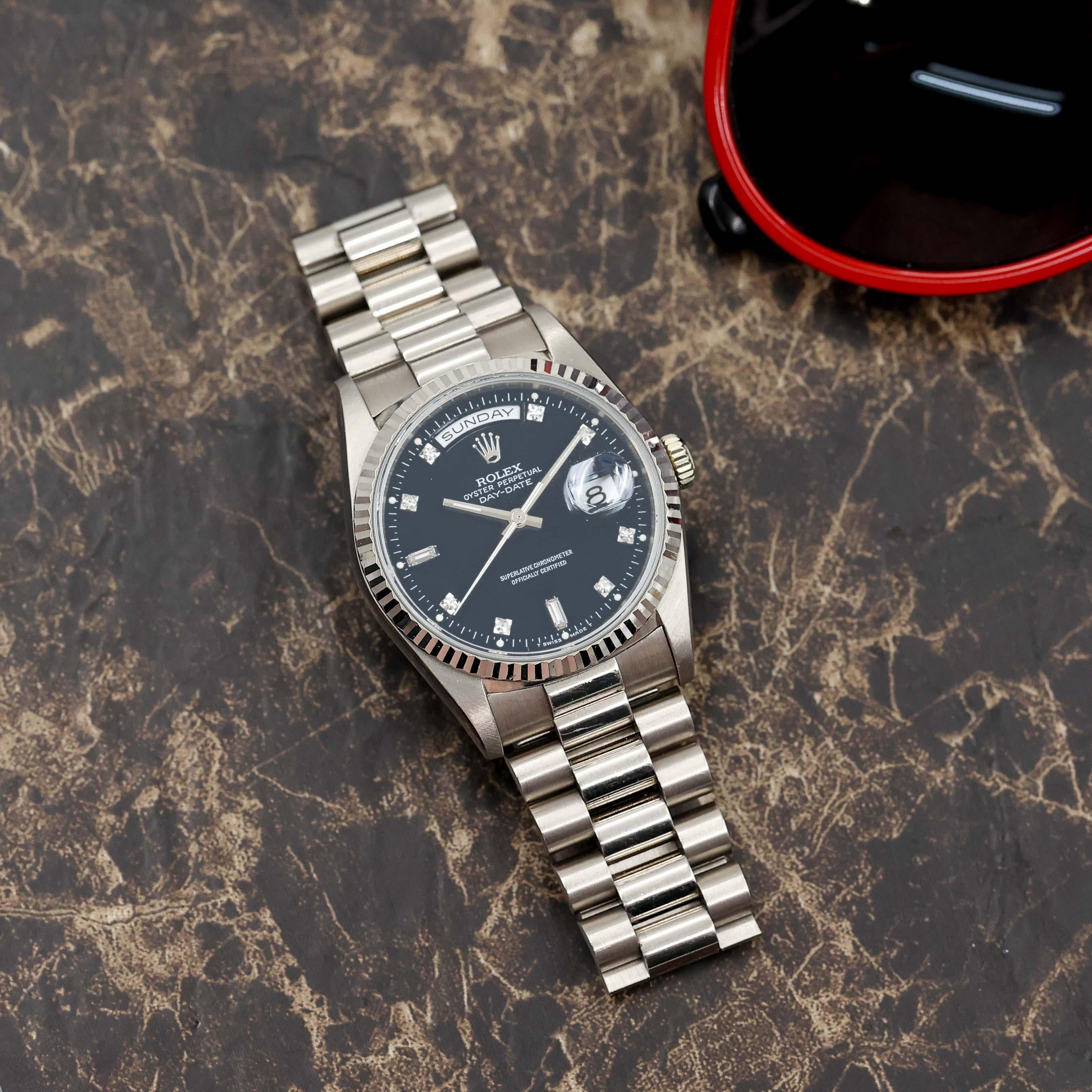 Blu petrolio 

Ecco un superbo esempio di Rolex Day Date 18239 in oro bianco risalente al 1996. L'orologio è complessivamente in ottime condizioni, con bordi e anse nitidi e rifiniture di fabbrica. L'orologio sembra essere stato indossato solo per