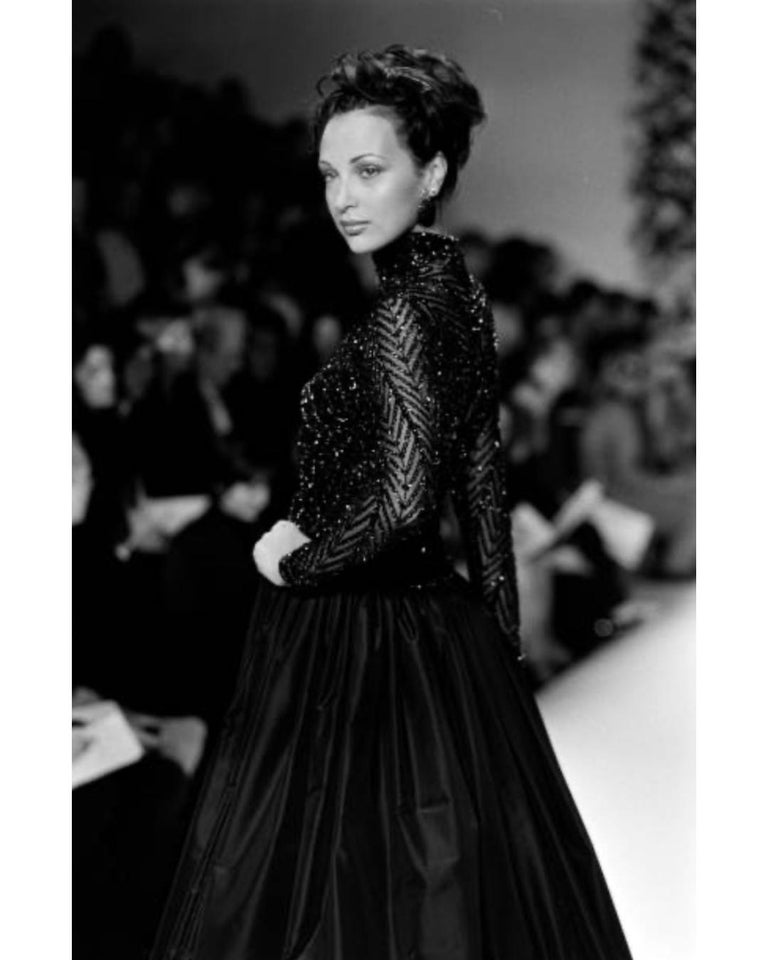 1997 Pasarela Bob Mackie Vestido con corpiño adornado azul marino