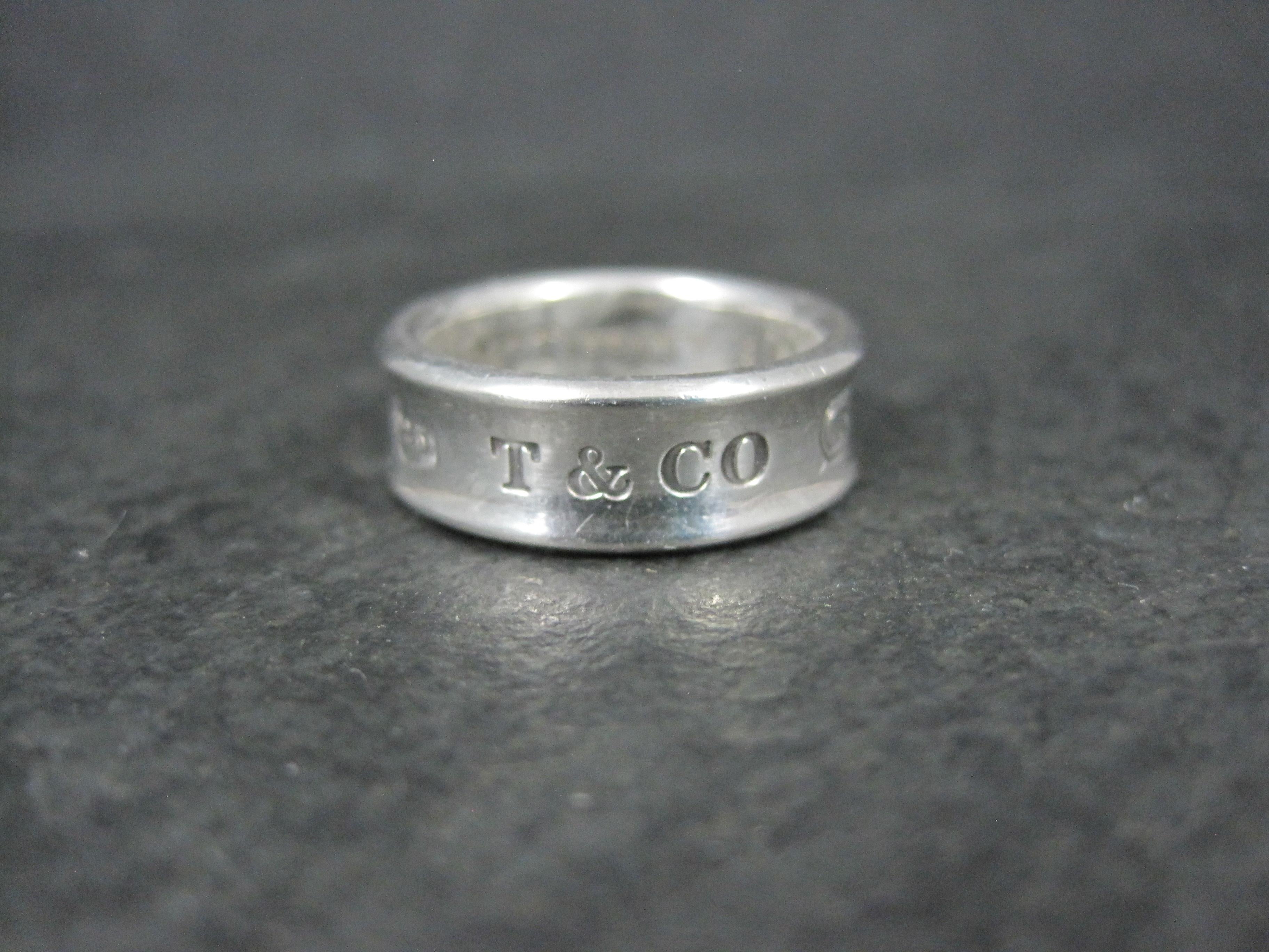 Cette magnifique et authentique bague à anneau concave de 1997 Tiffany & Co, 1837, est en argent sterling.

Dimensions : 7mm de large (considéré comme moyen)
Taille : 6 1/2

Condit : Excellent avec pochette d'origine Tiffany & Co

