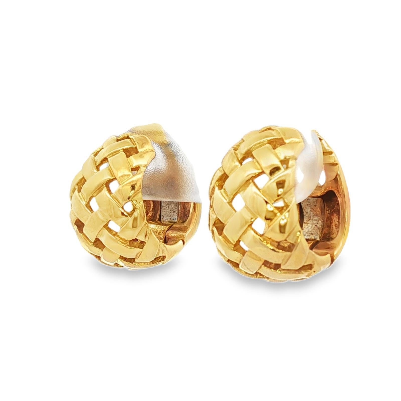 Moderno 1997 Tiffany & Co. Orecchini a cerchio Vannerie Basket Weave Huggie in oro giallo 18 carati in vendita
