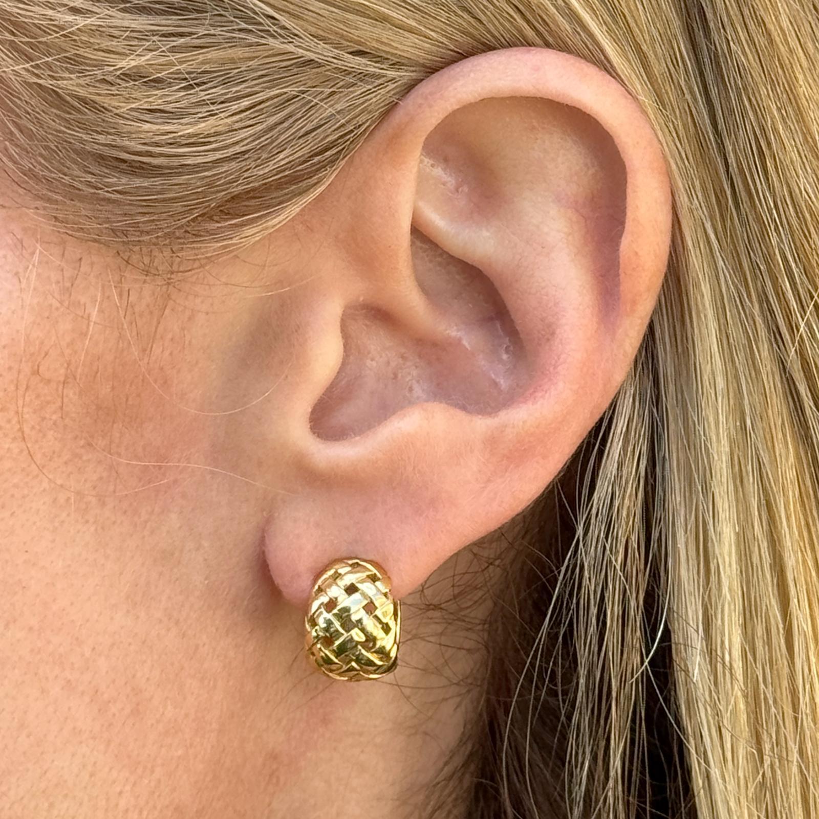 1997 Tiffany & Co. Orecchini a cerchio Vannerie Basket Weave Huggie in oro giallo 18 carati In condizioni ottime in vendita a Boca Raton, FL