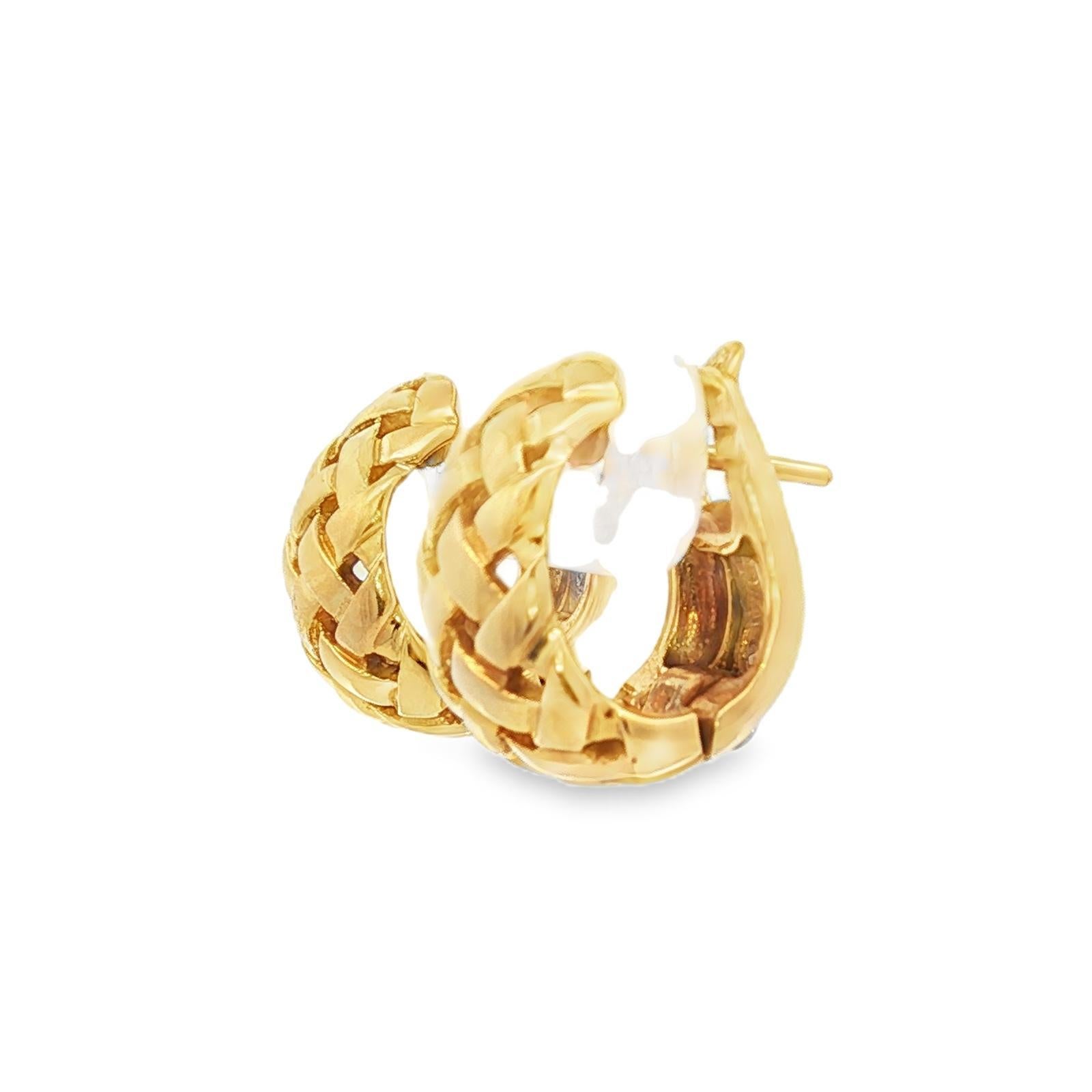 Donna 1997 Tiffany & Co. Orecchini a cerchio Vannerie Basket Weave Huggie in oro giallo 18 carati in vendita