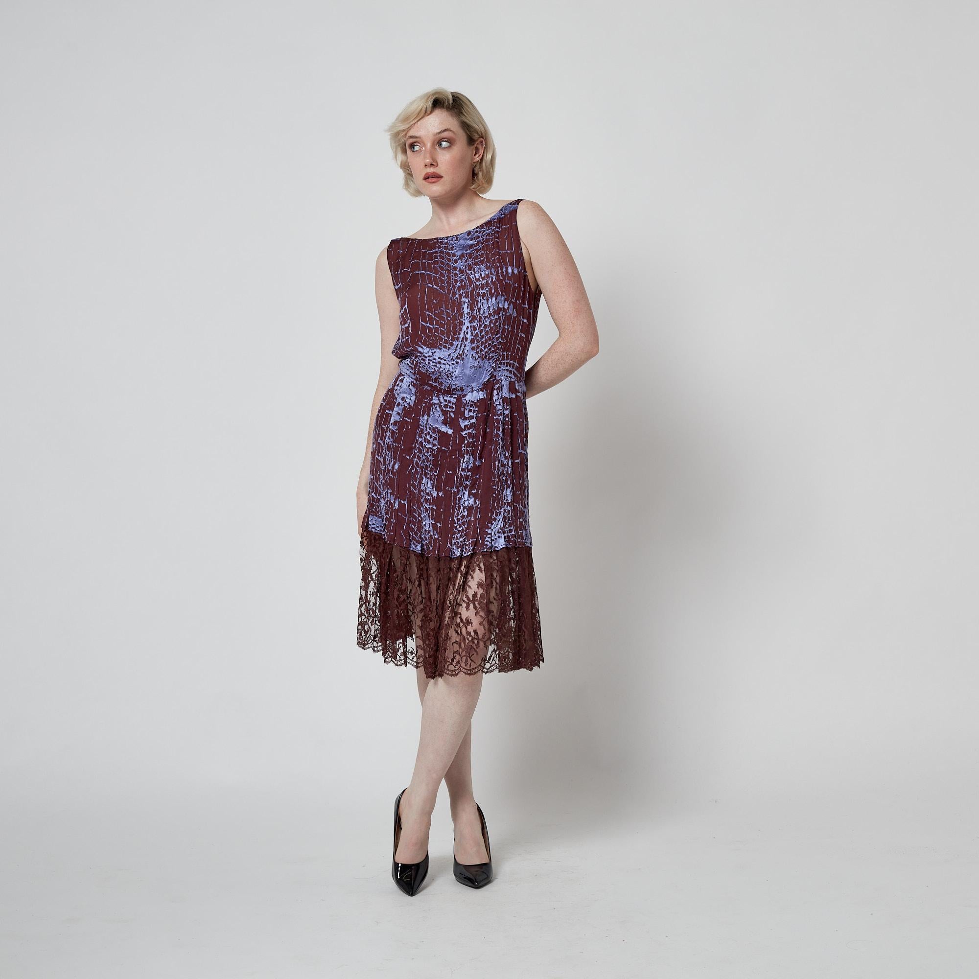 Donna 1997 Valentino Vestito Devore in velluto e pizzo marrone e lilla in vendita